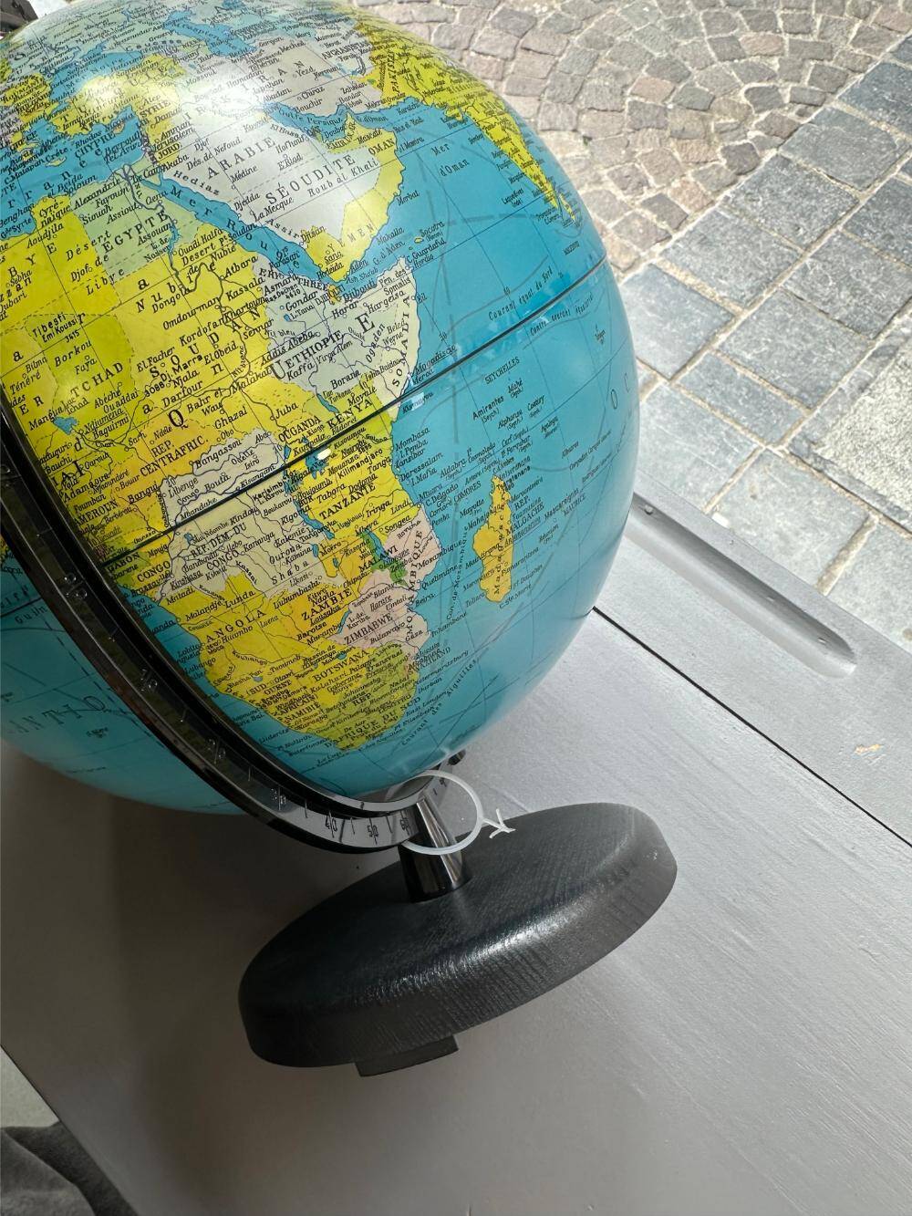 Globe terrestre lumineux vintage