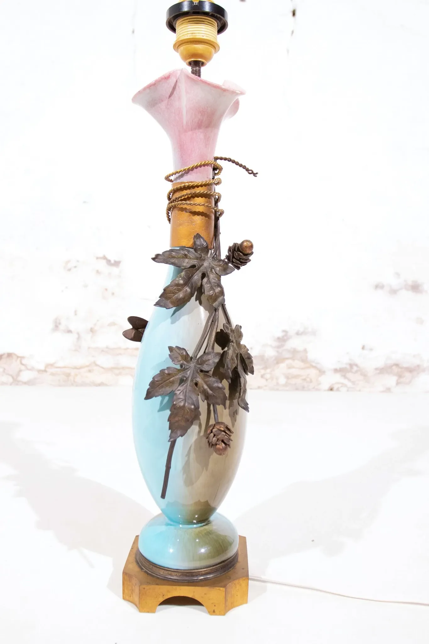 Art nouveau table lamp with bronze fly and hop leaves