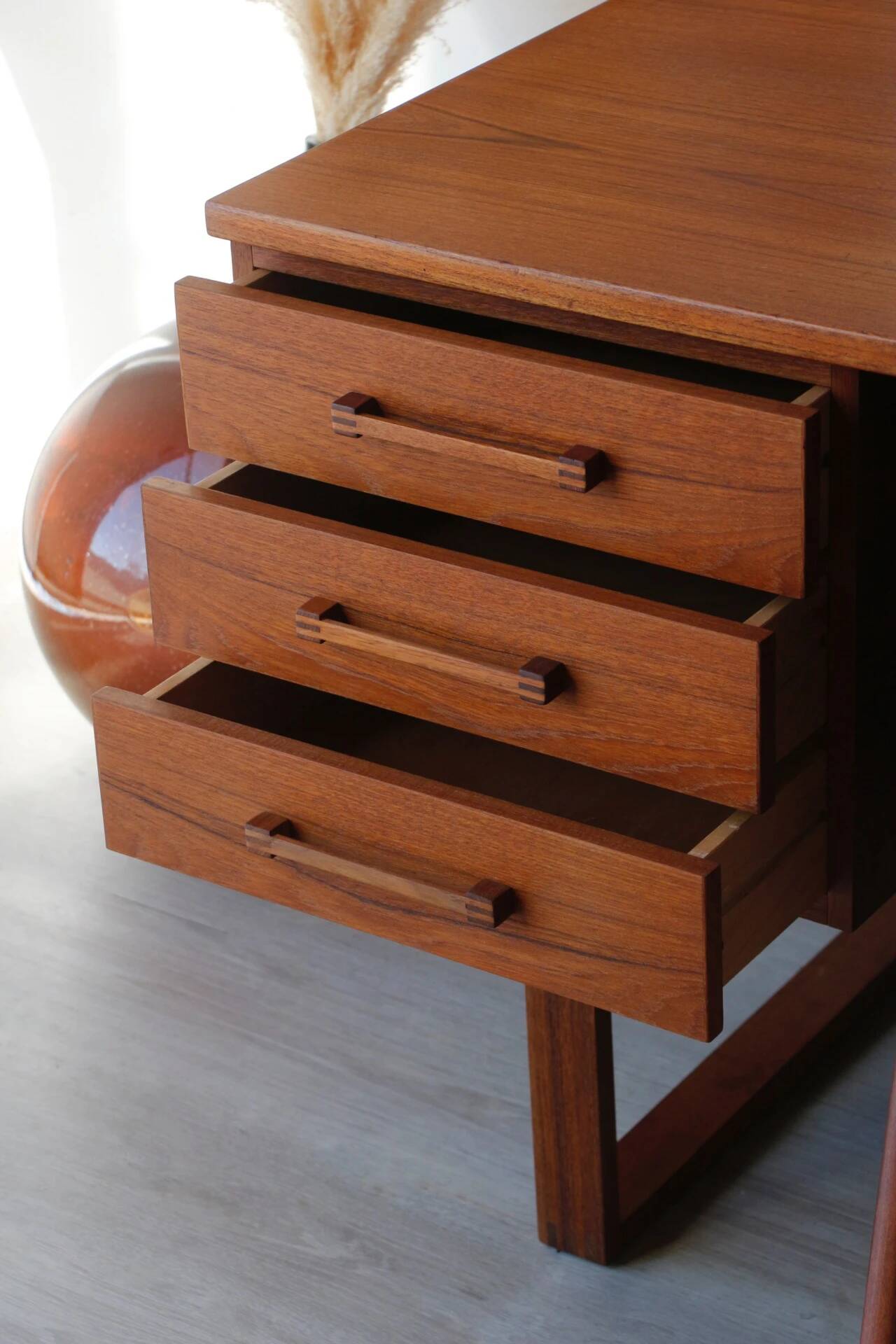 Bureau freestanding teck scandinave années 60 | Dyrlund