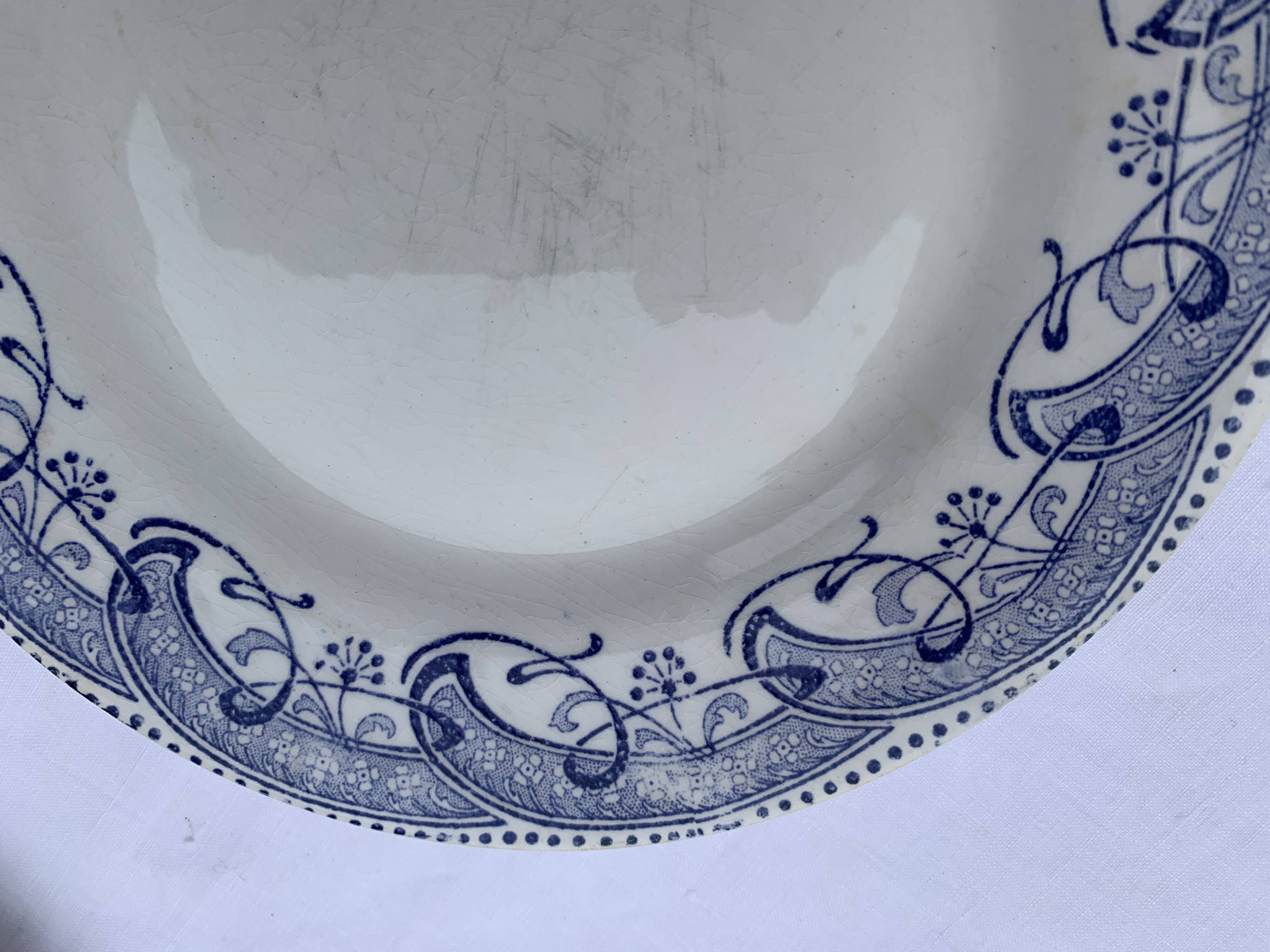 8 petites assiettes en faience terre de fer creil et montereau modele moscou, decor bleu anciennes