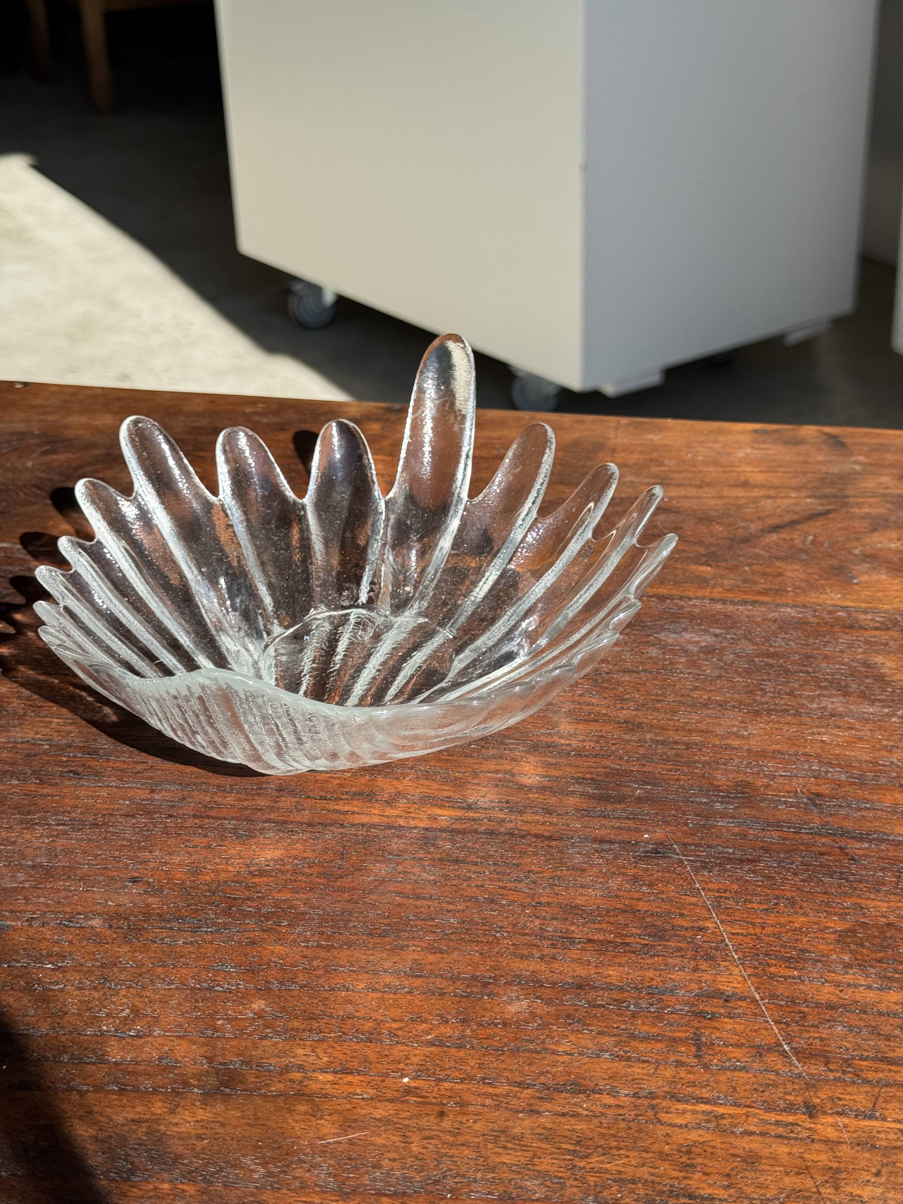Large stylised shell bowl in vintage glass D22