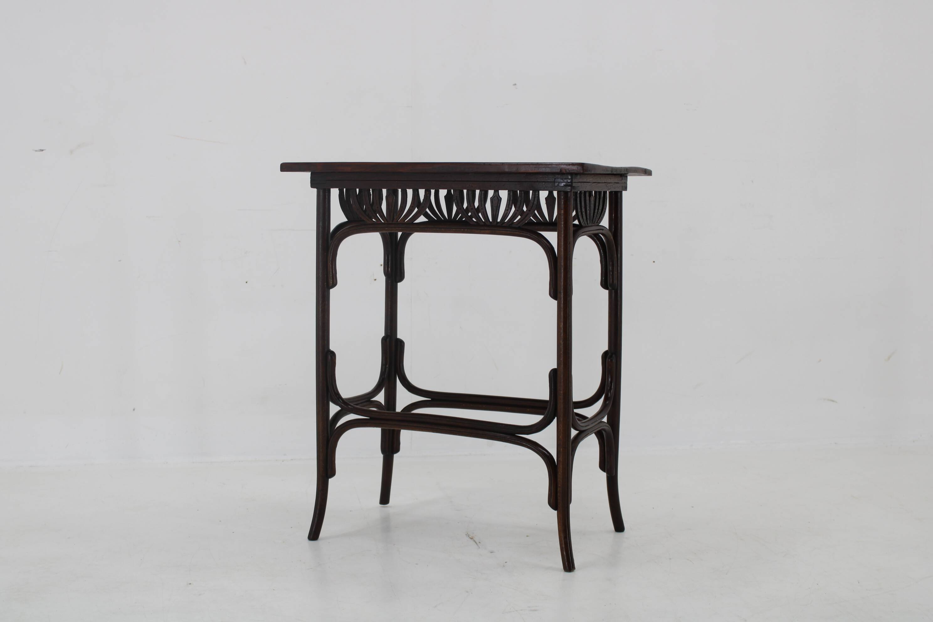 Art Nouveau Table Fischel No. 10, circa 1910, Thonet Style