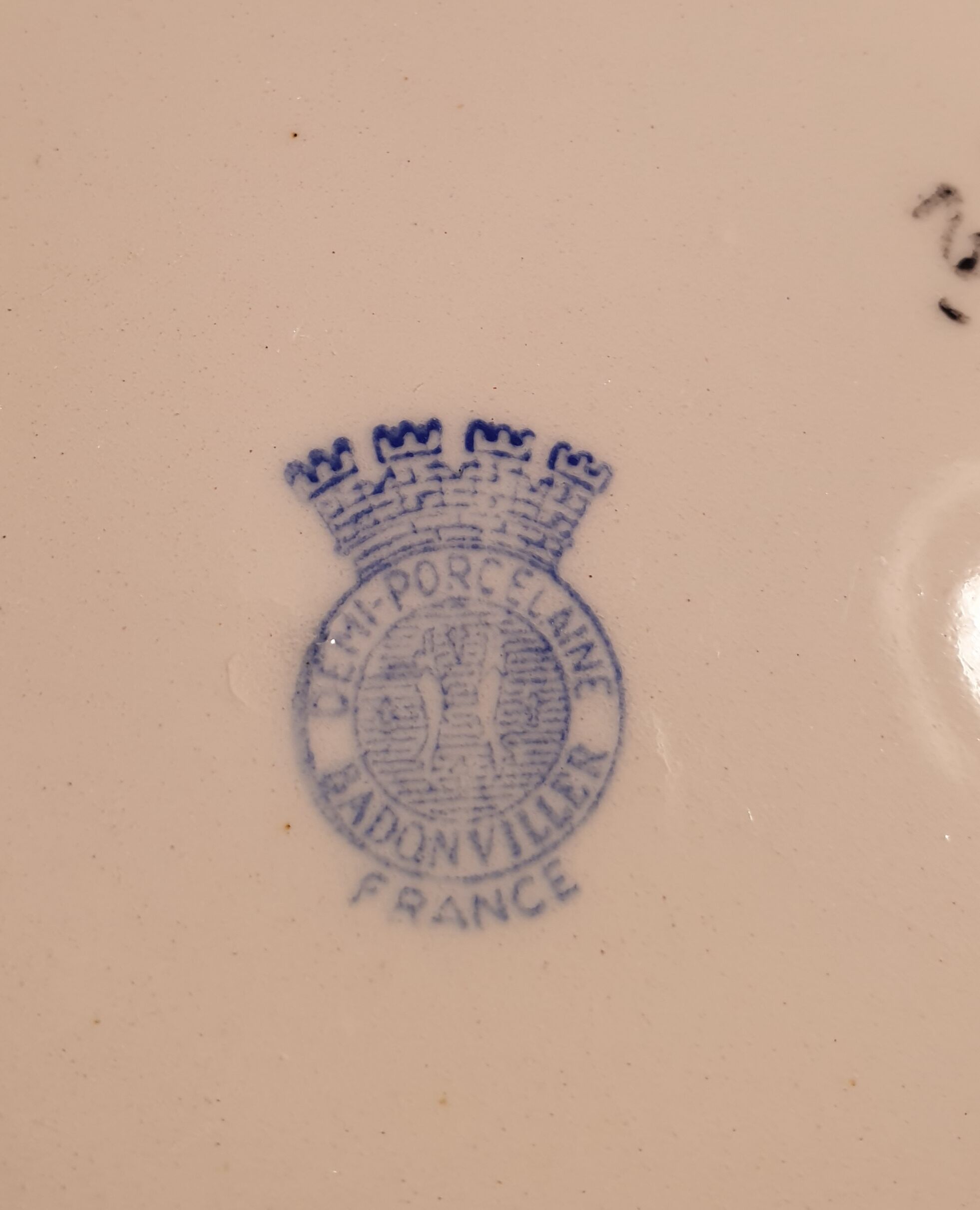 Suite of 8 flat plates "Badonvillers"