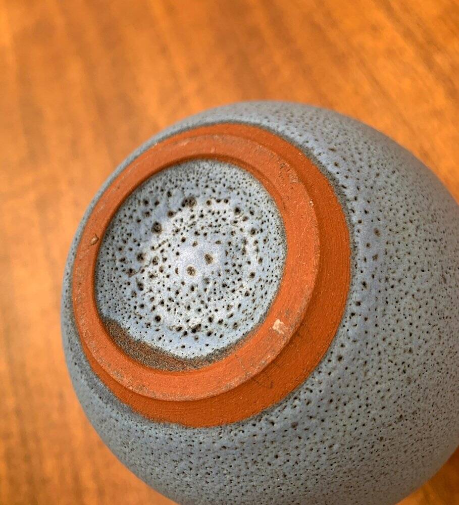 Minimalist German vase from the mid-century pottery studio of Töpferhof Römhild, 1960s.