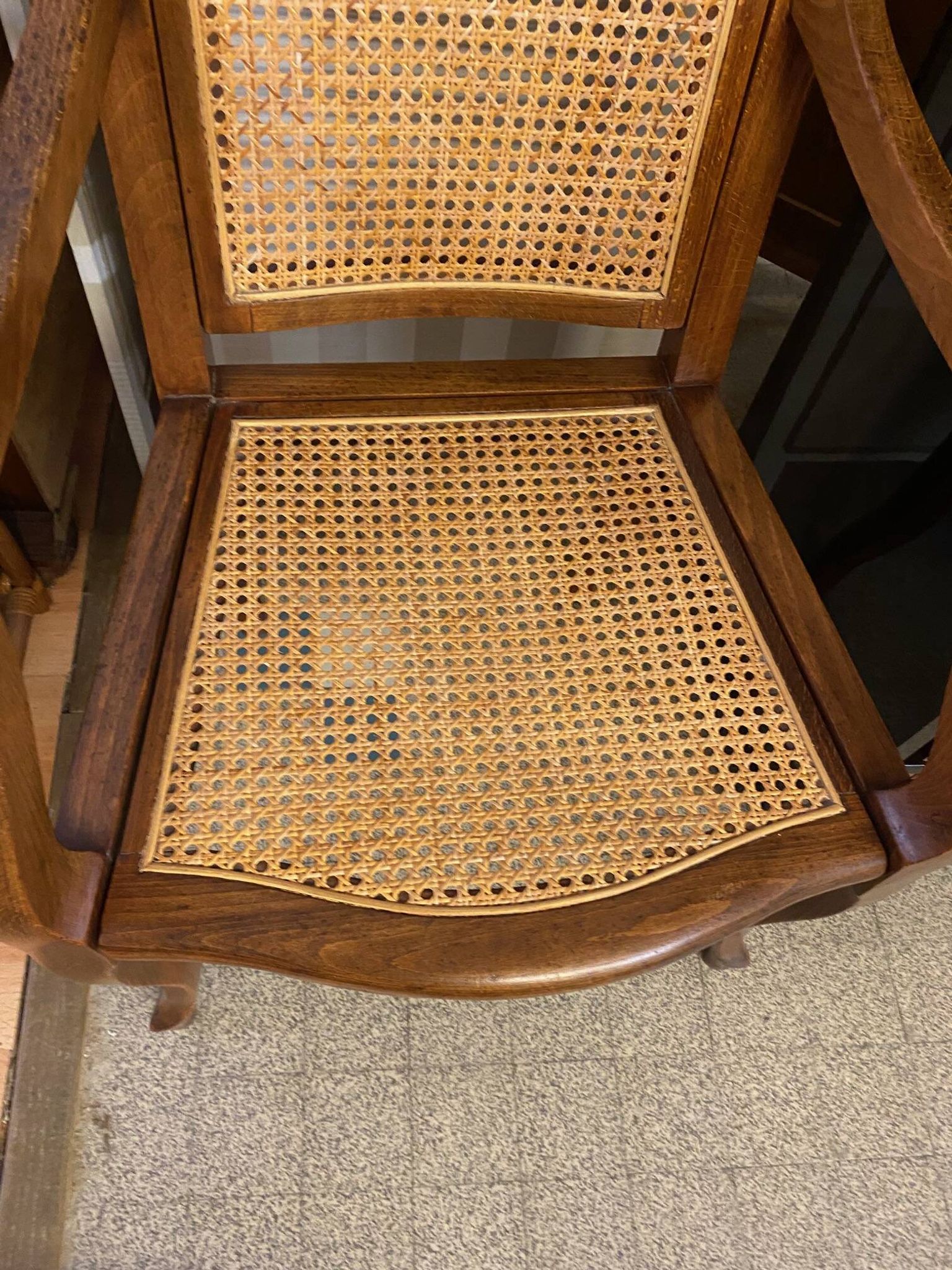 Fauteuil de barbier style Louis Philippe en hêtre assise et dossier en cannage