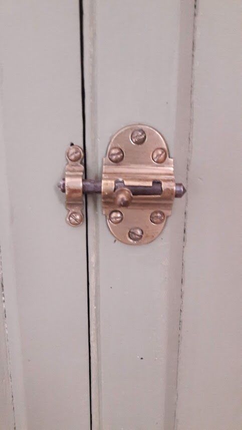 Green Parisian buffet