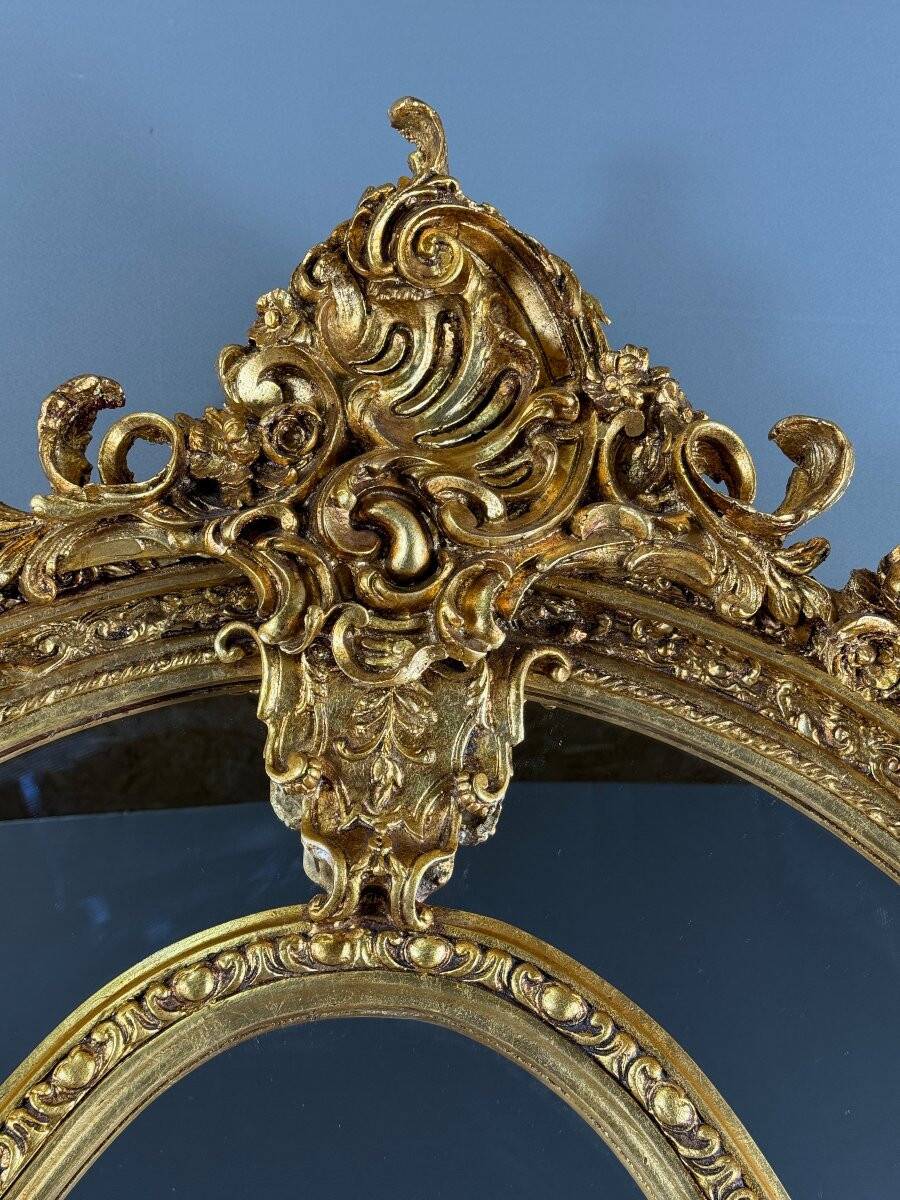 Grand miroir style Louis XV en bois sculpté et doré, XIXe siècle
