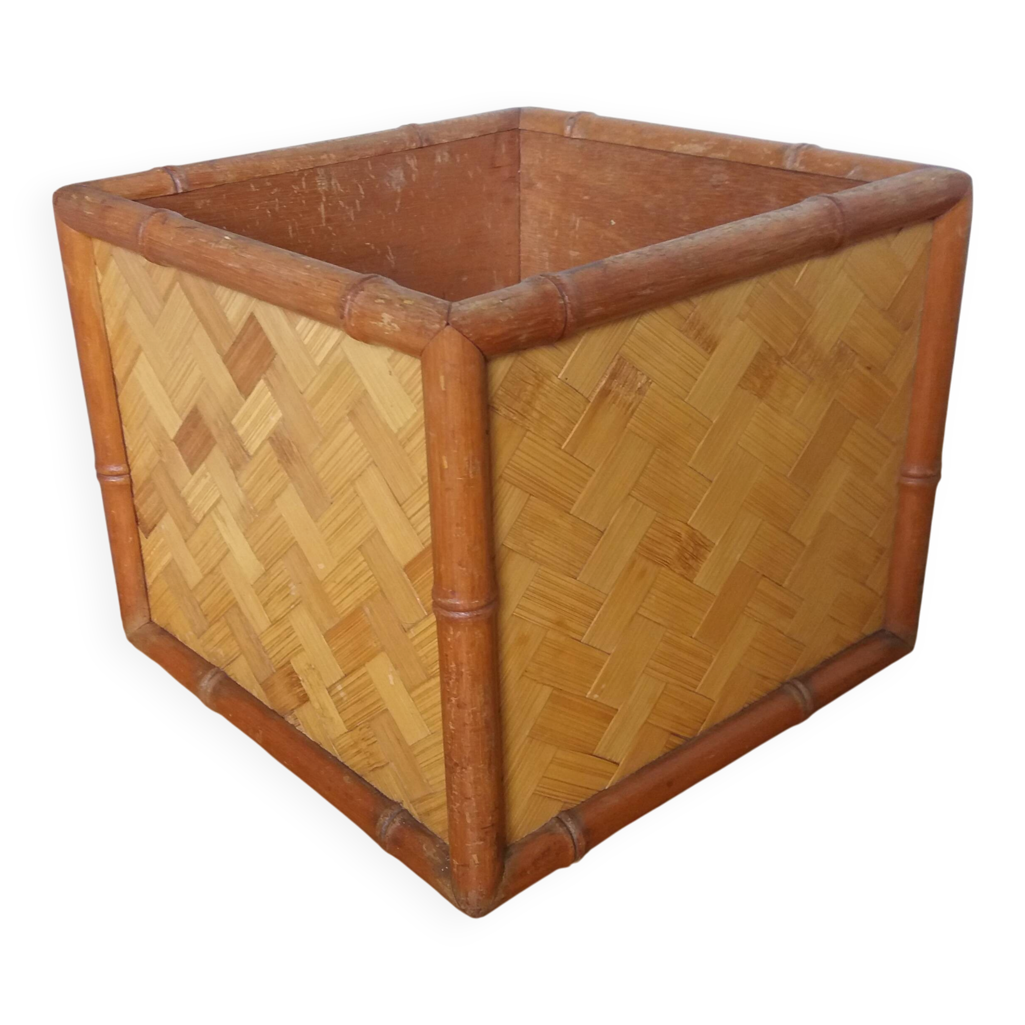 Cache pot, storage box in wood and rattan.