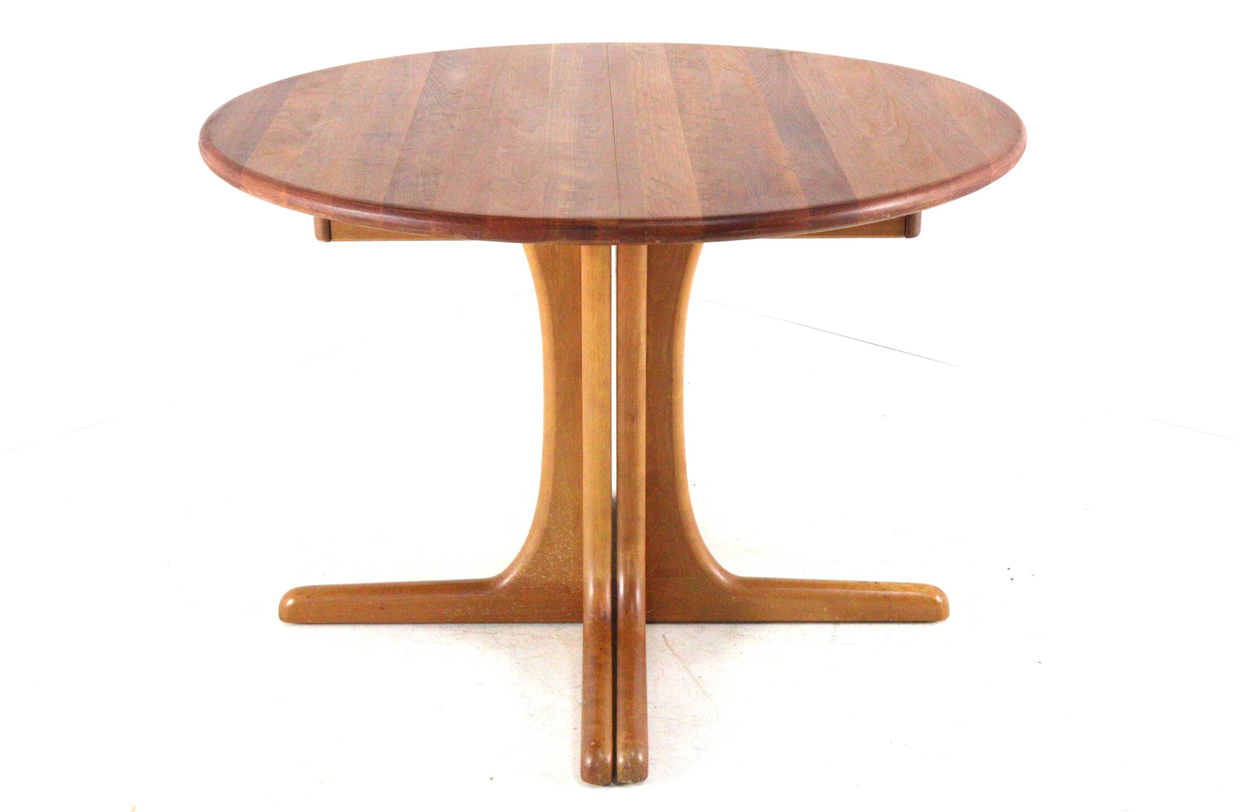 Round 2x Extendable Dining Table "Tjórn" - danish design in teak