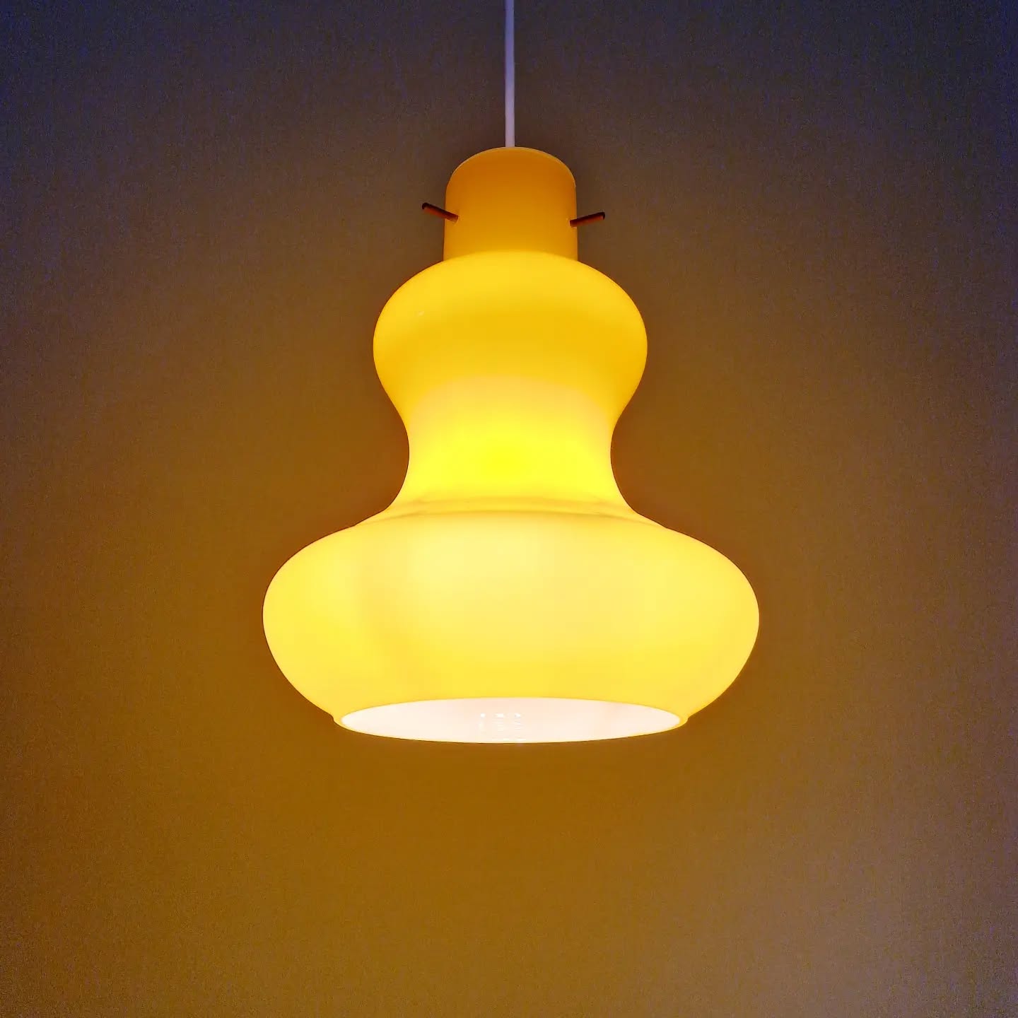 Vintage suspension in yellow opaline, Italy, 1960-70.