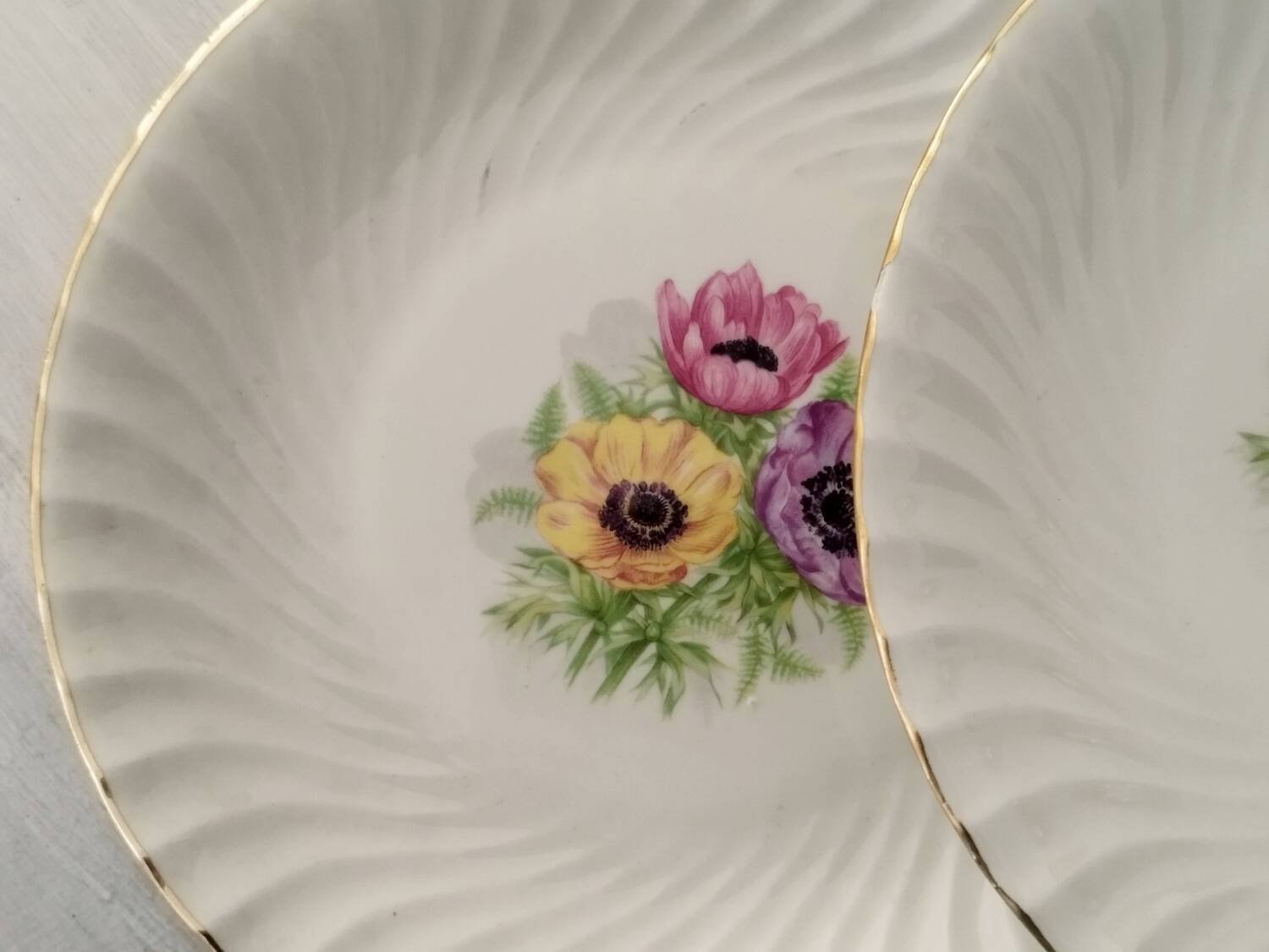 Assiettes Plates Porcelaine Vitriam Décor Fleurs d'Anémones Vintage