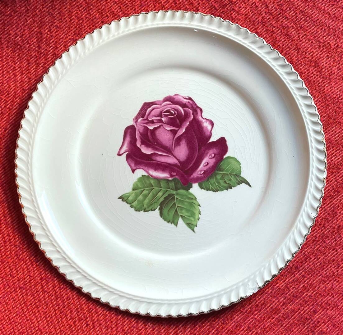 Decorative plate Harker with a red rose in the centre and a 22-carat gold border.