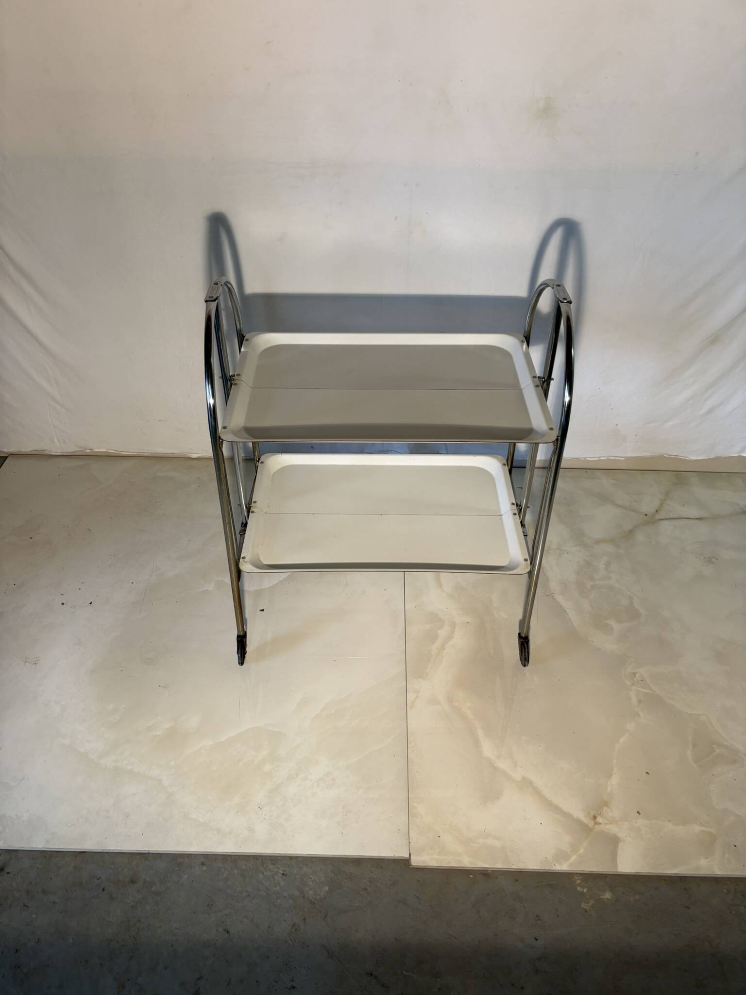 Vintage folding trolley in chromed metal and enamelled trays