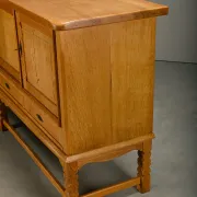 Henning Kjærnulf grand buffet mid-century brutaliste en chêne, années 1960