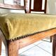 Paire de chaises en bois et velours côtelé vert de style Directoire