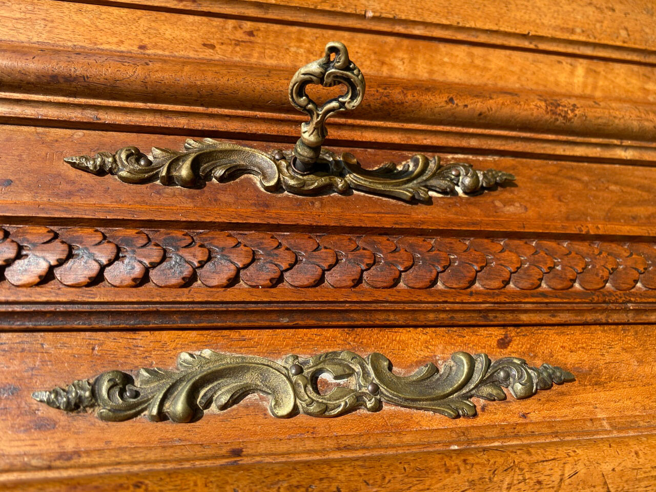 Buffet en noyer style Louis XV /Louis XVI