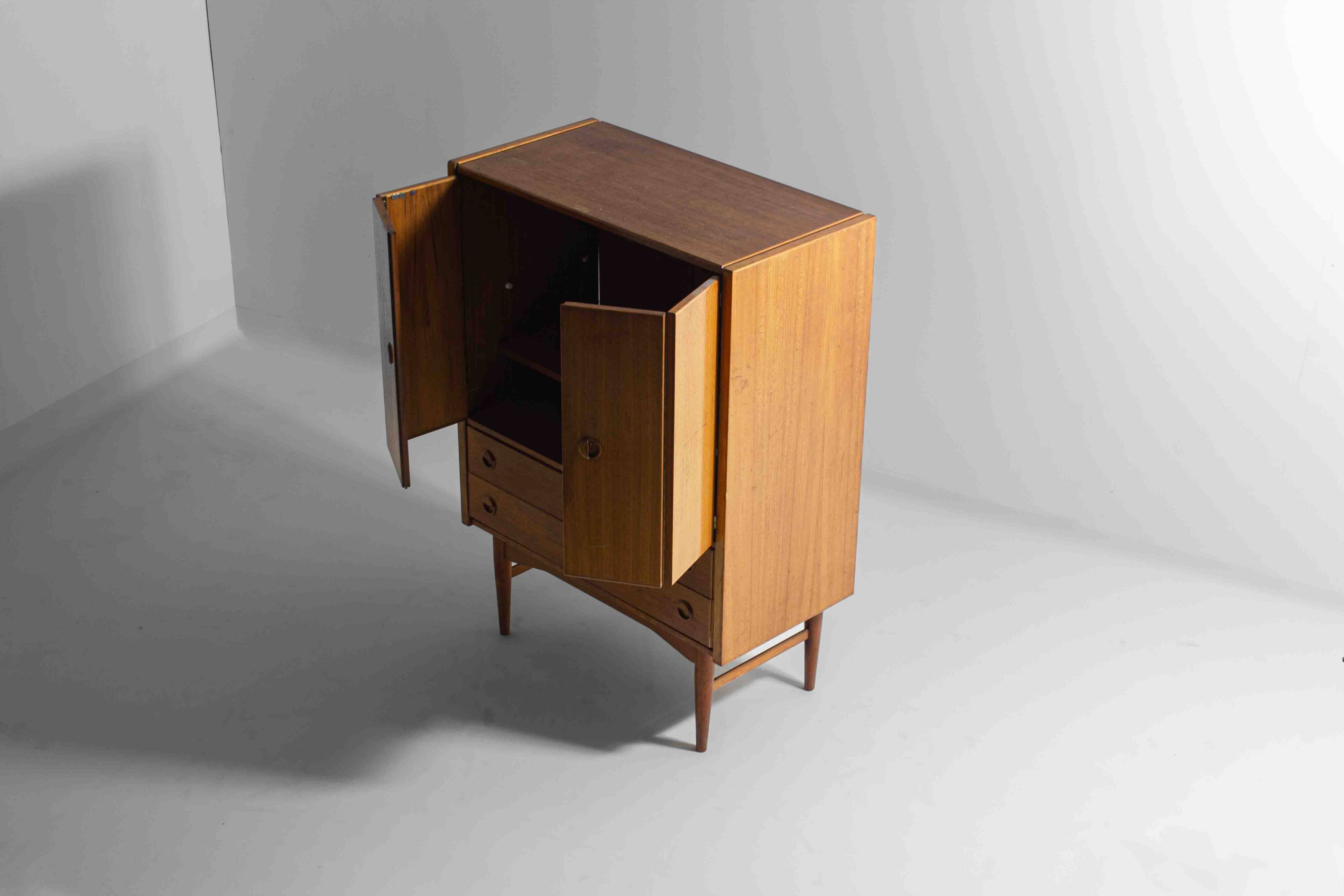 Meuble bar, buffet en hêtre, Belgique années 1960