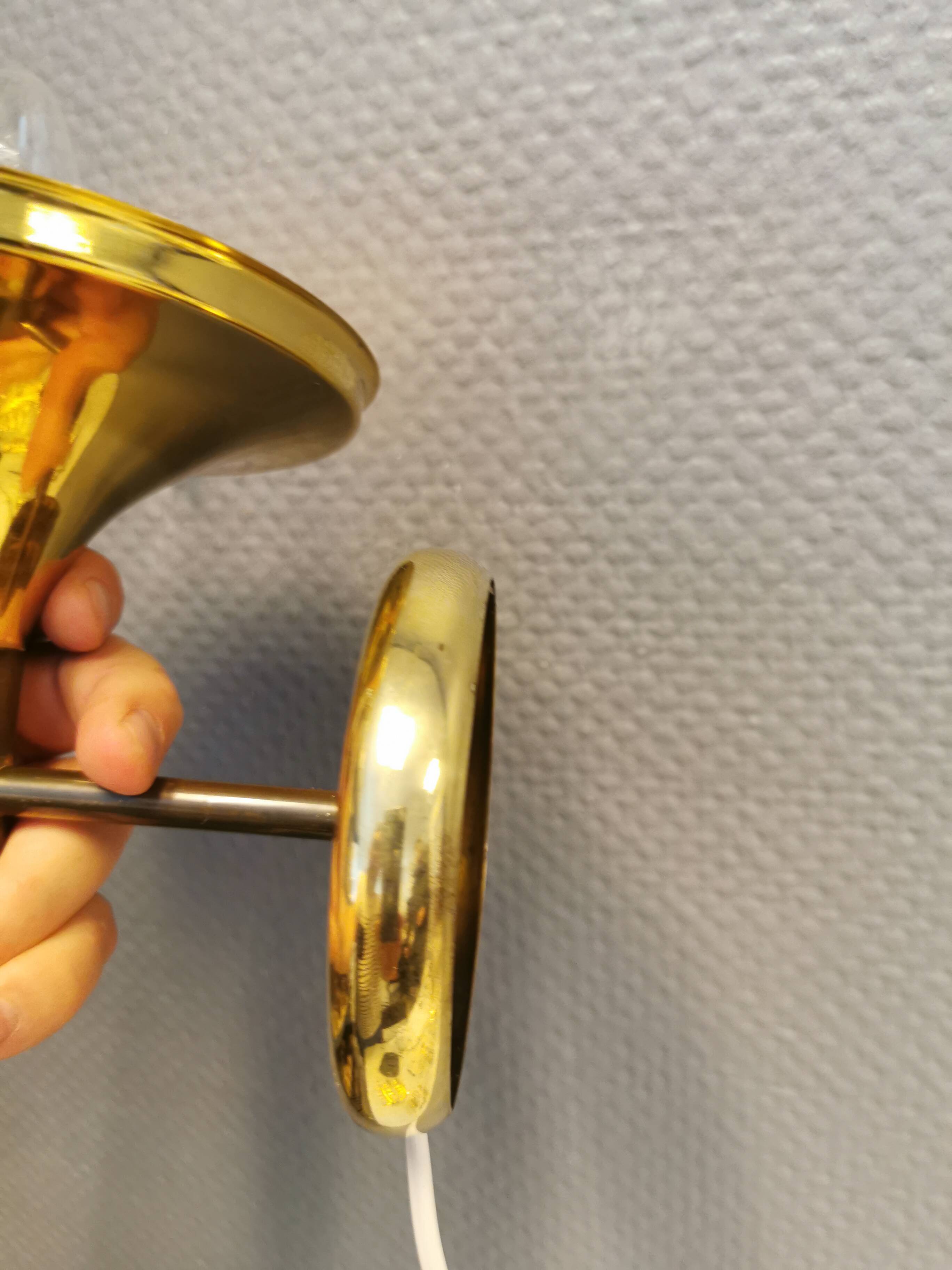 Applique en laiton avec abat-jour original en verre blanc laiteux, conçue par Svend Mejlstrøm Danemark années 1960