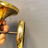 Applique en laiton avec abat-jour original en verre blanc laiteux, conçue par Svend Mejlstrøm Danemark années 1960