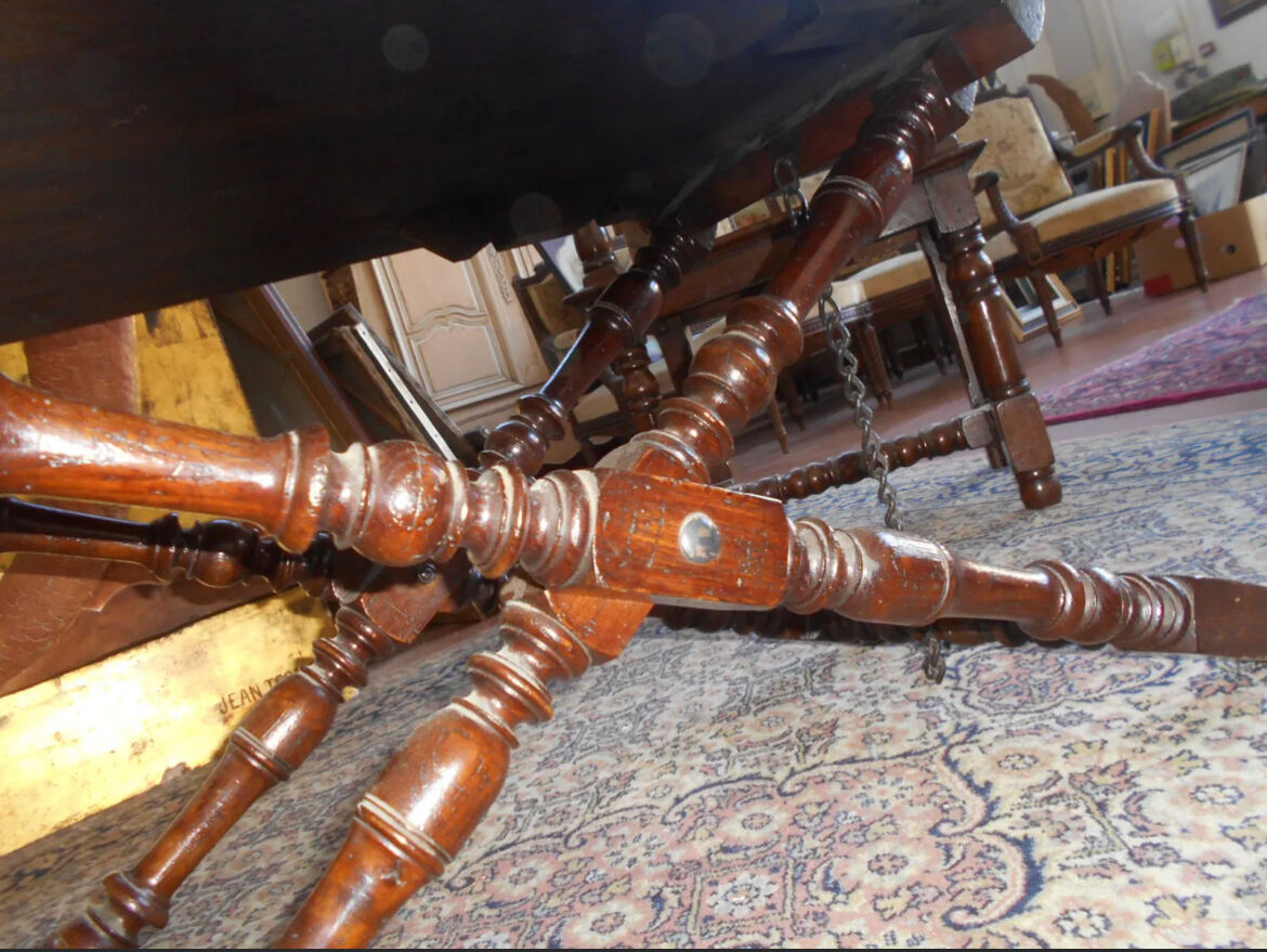 Foldable coffee table in solid oak and turned legs