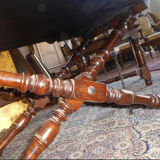 Foldable coffee table in solid oak and turned legs