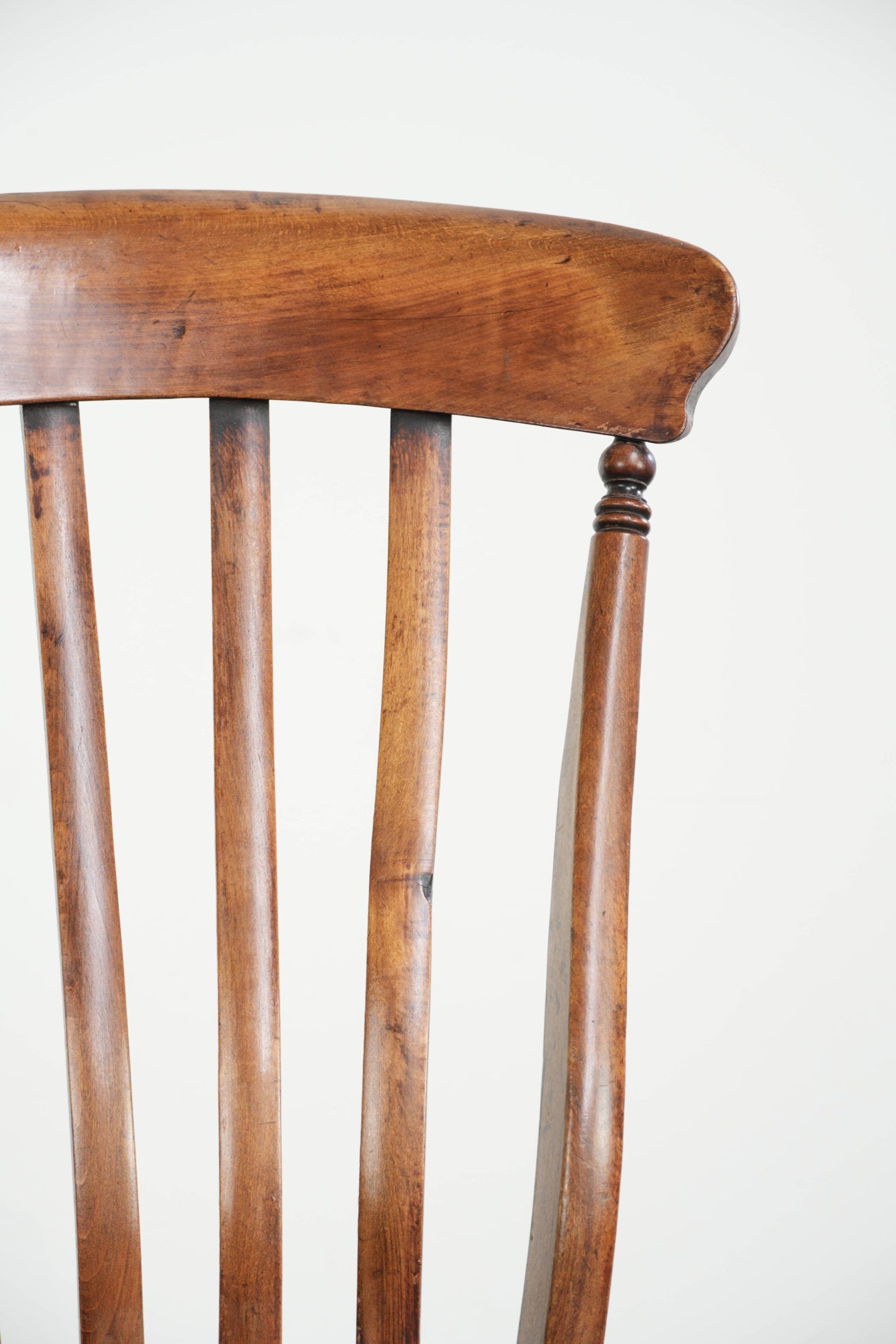 Chaise berçante Windsor en chêne anglais du début du 19e siècle.