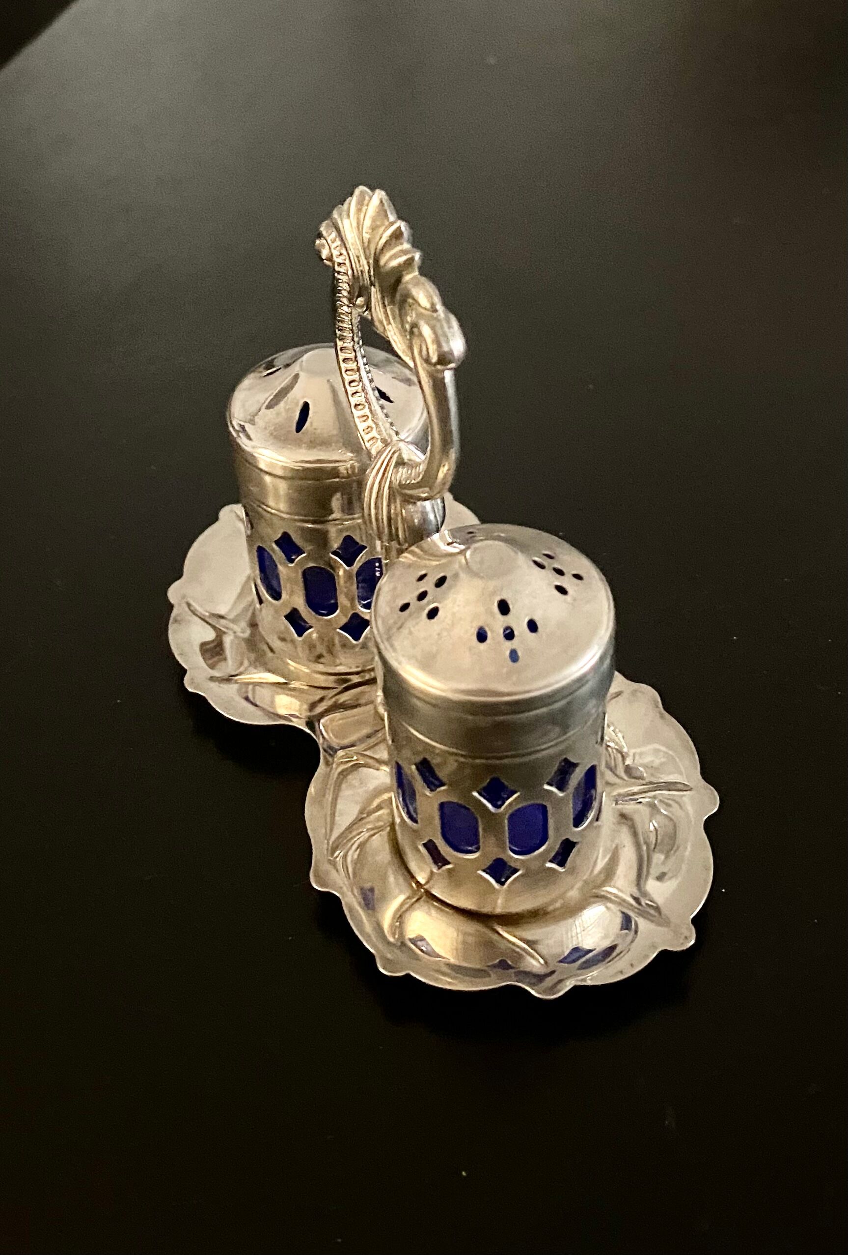 Duo salt shaker and pepper shaker 30s on display