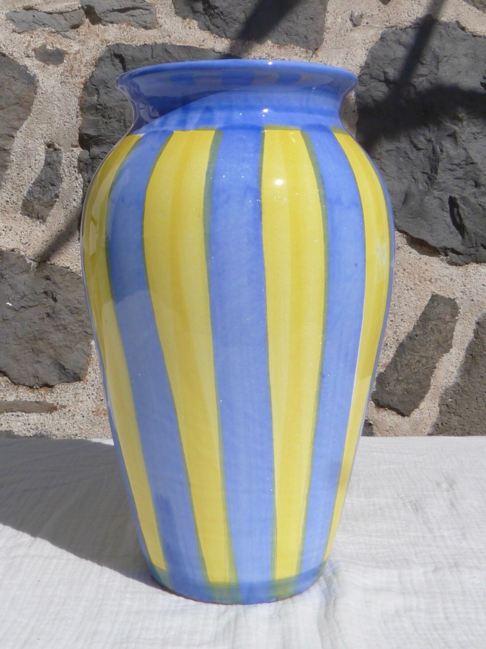 Vase rayé bleu et jaune