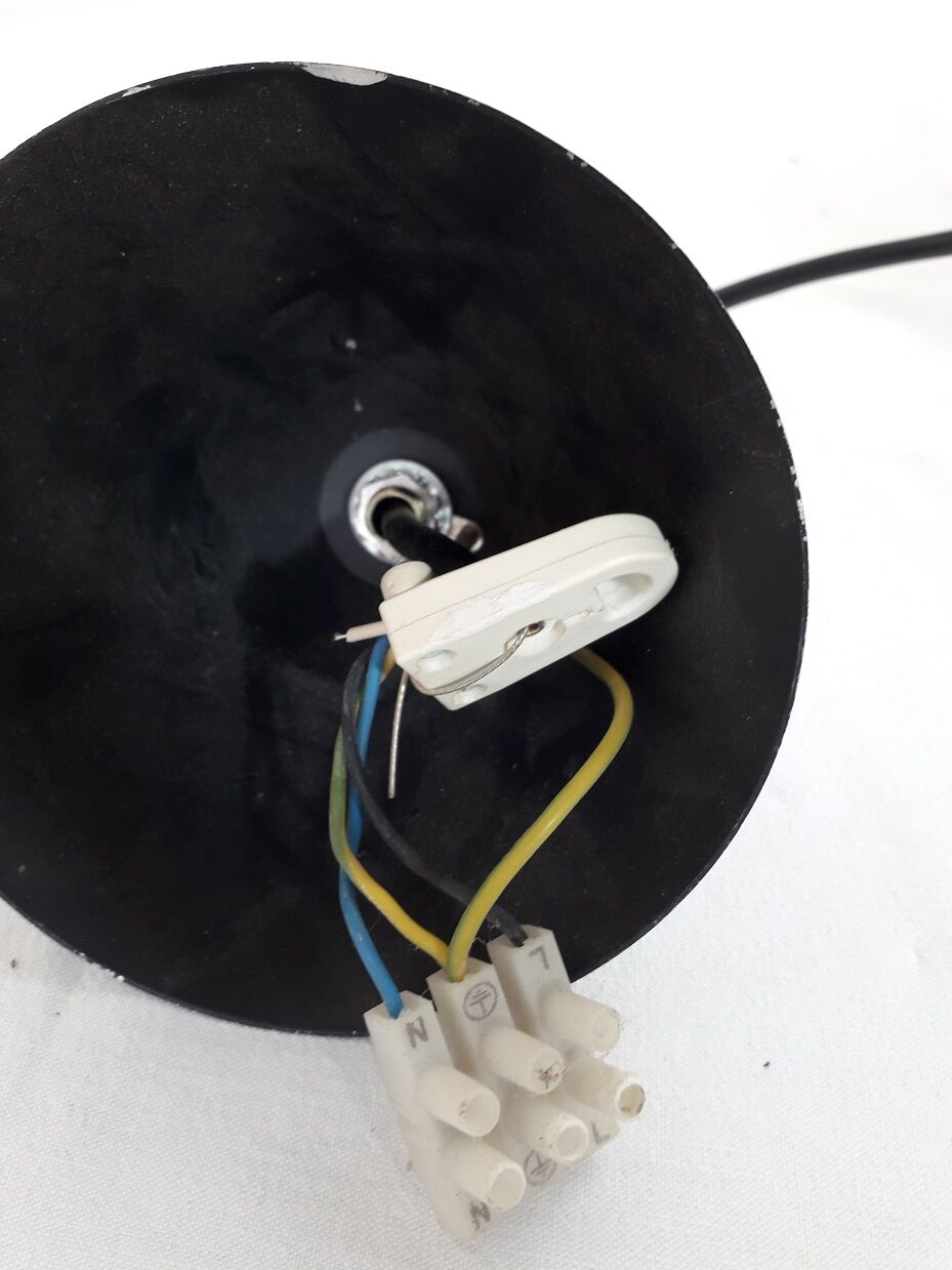 Metal and opaline suspension