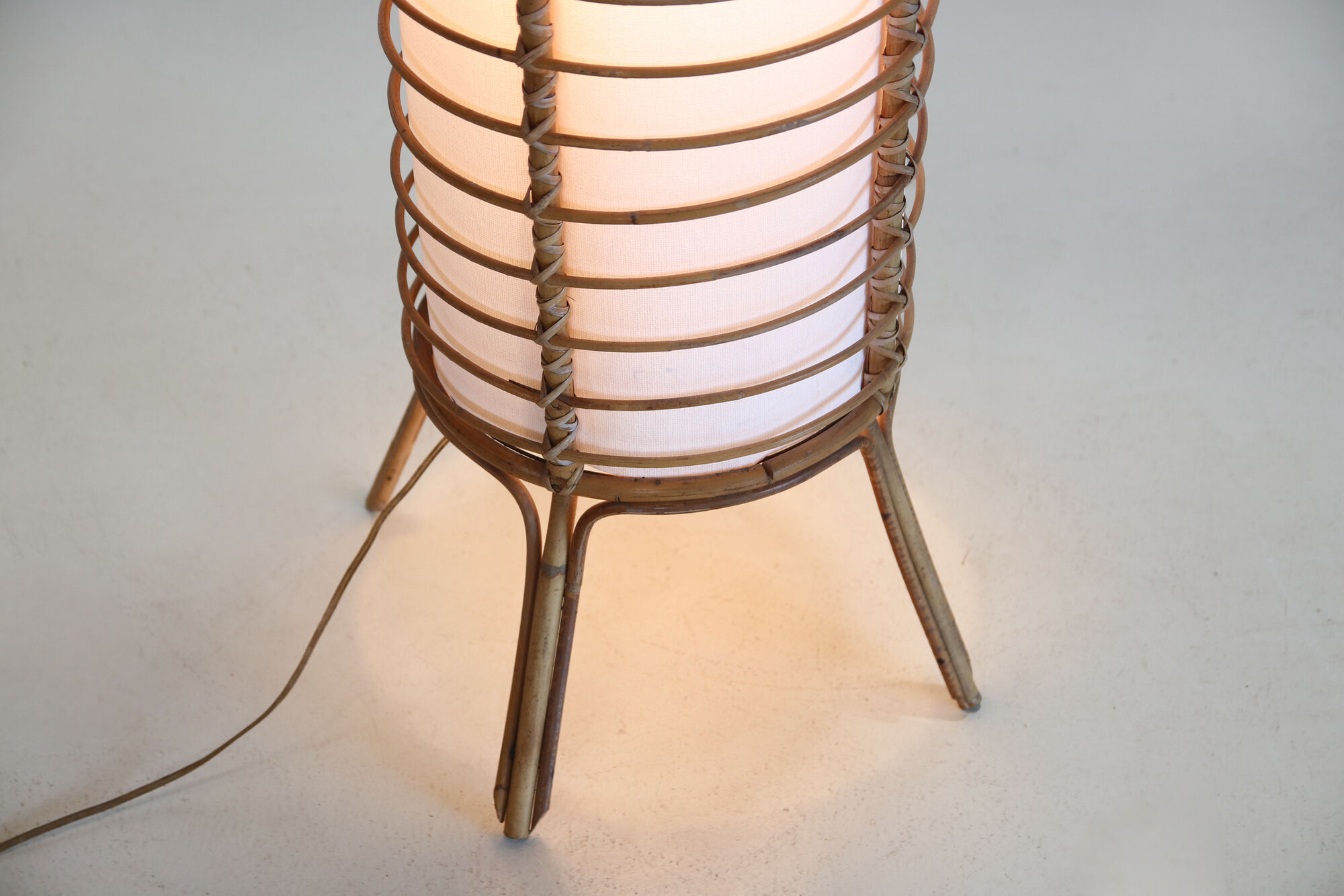 Lampe de sol en rotin vintage française