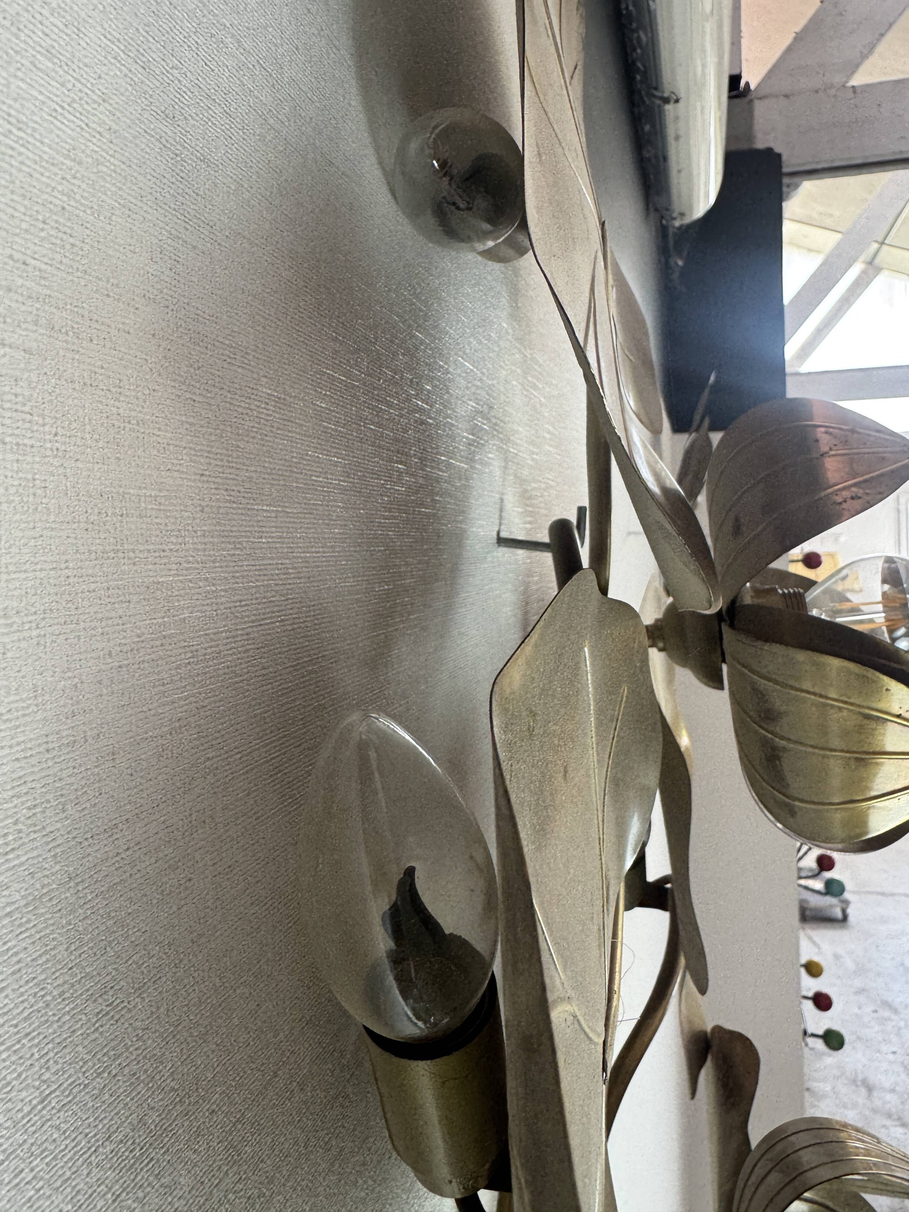 Large lily pad ceiling light in gilded brass Hollywood Regency — 7 lights — 1970