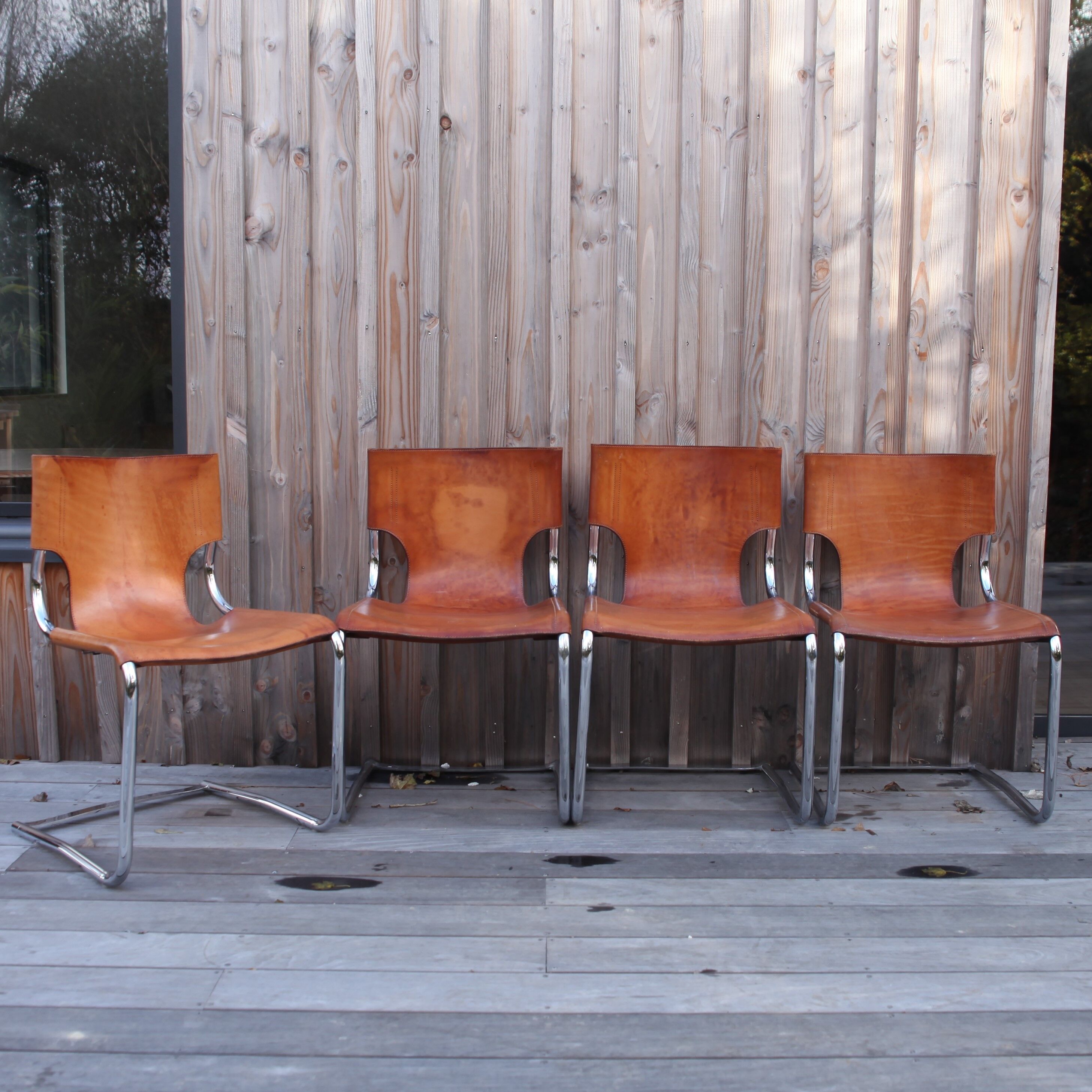 Suite de 4 chaises modèle 920 en chrome et cuir par Carlo Bartoli