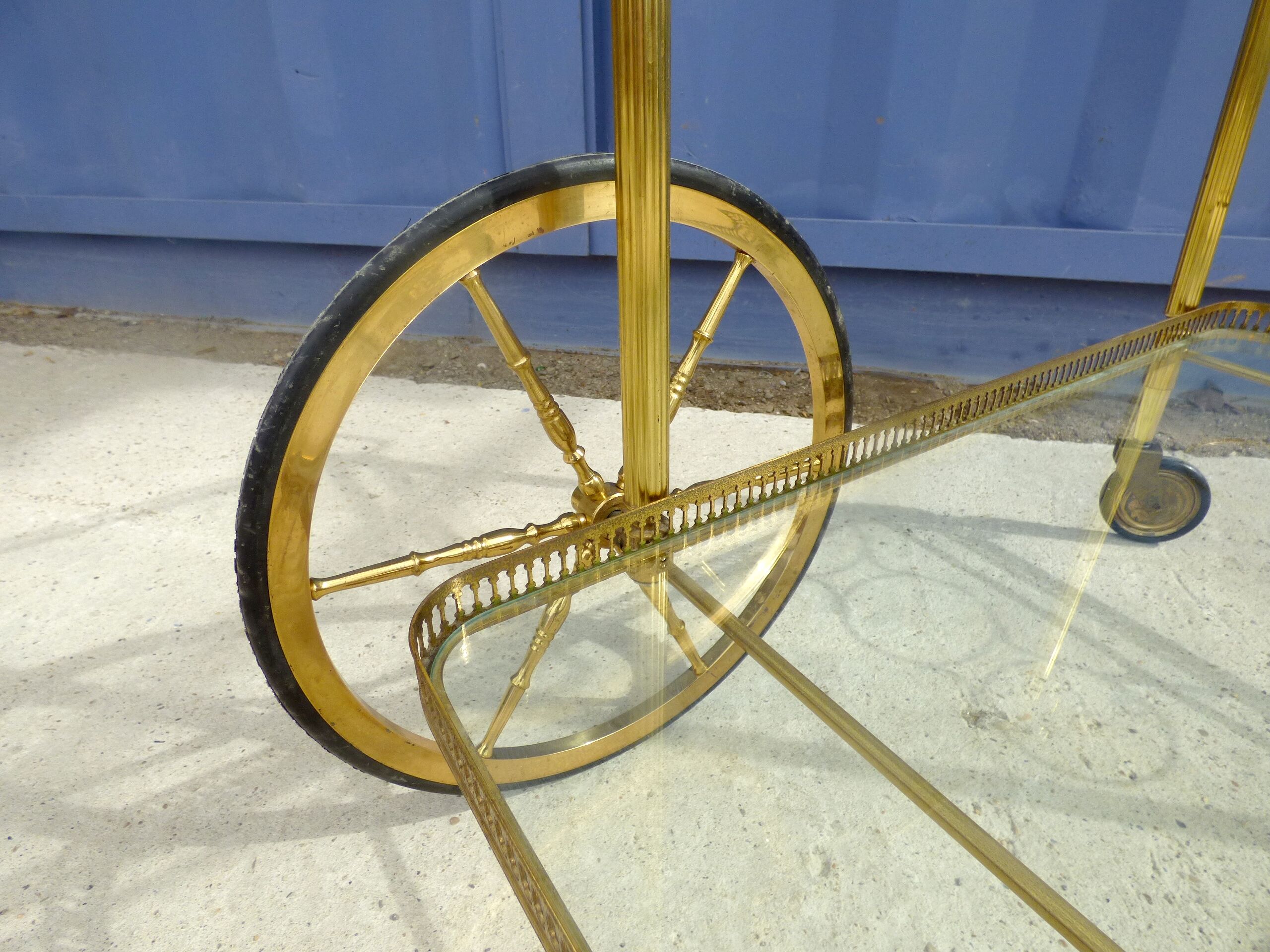 Golden wheels serving table