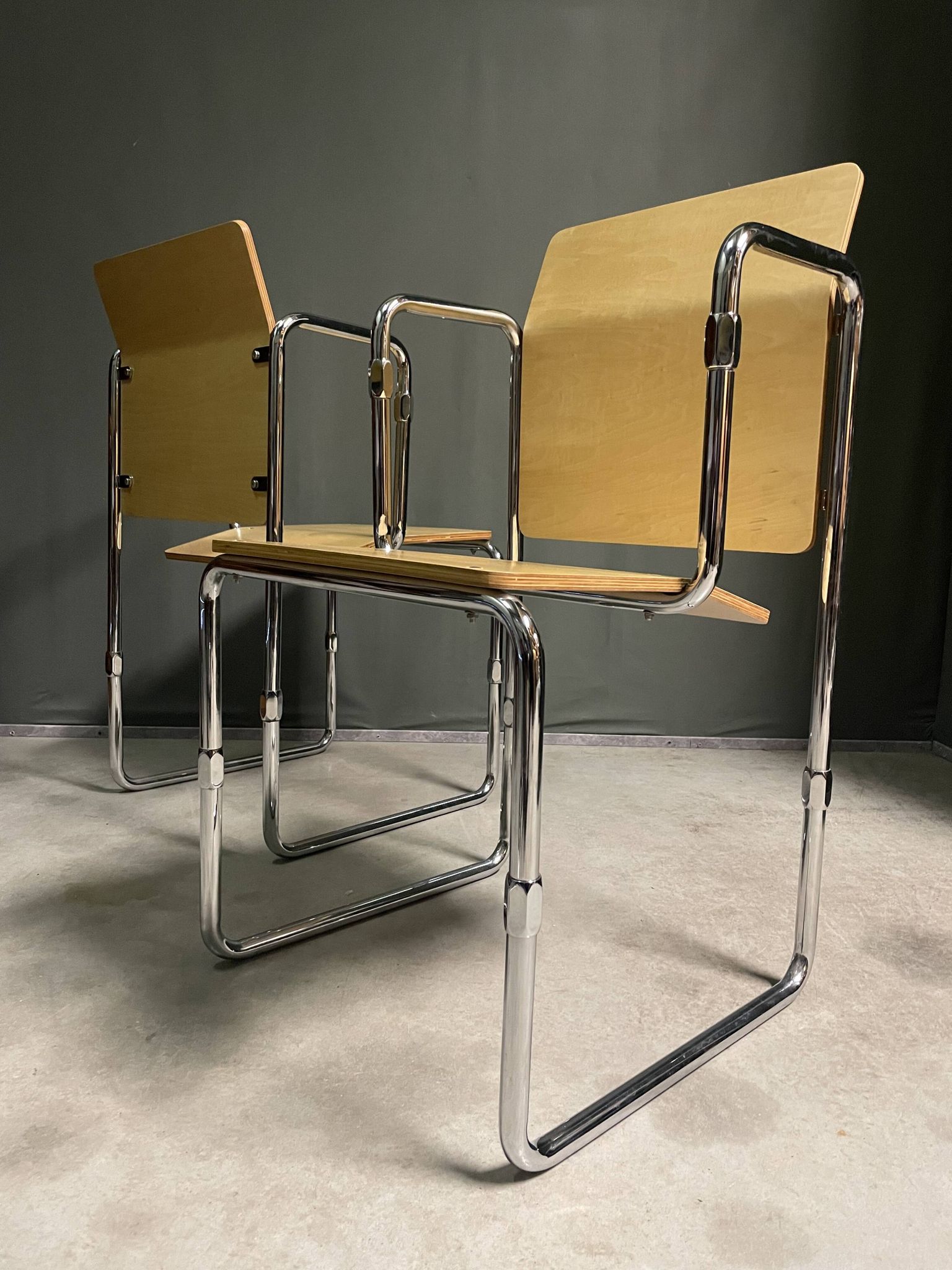 Une paire de chaises Hopmi de Gerrit Thomas Rietveld