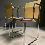 Une paire de chaises Hopmi de Gerrit Thomas Rietveld