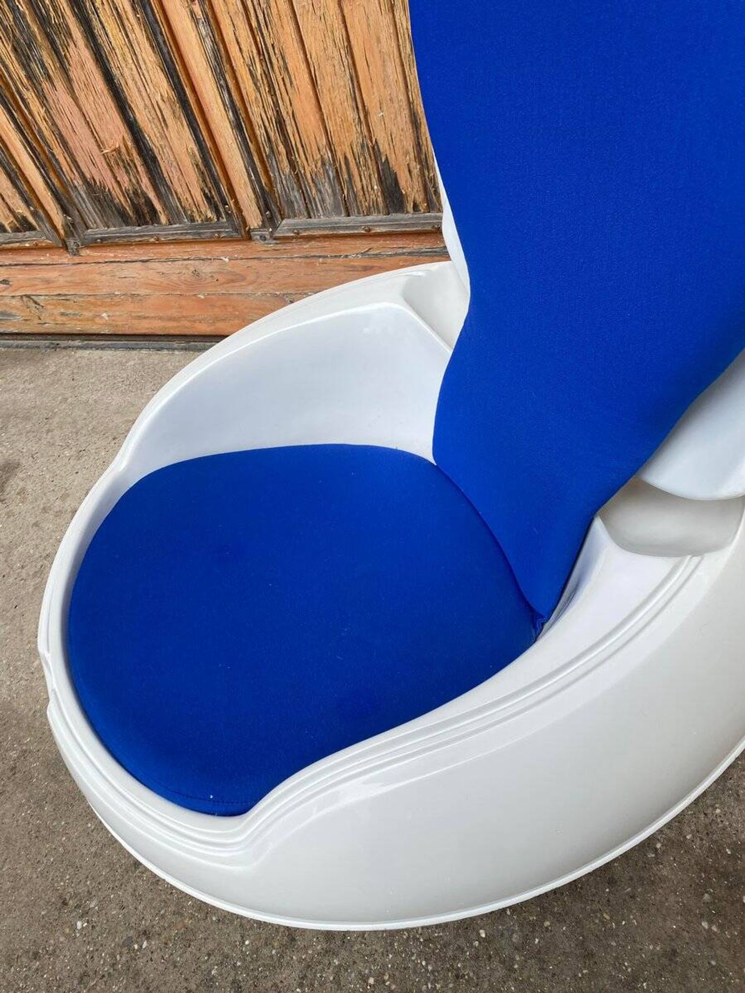 White plastic Garden Egg chair with blue cushions — Peter Ghyczy 1968