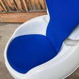 White plastic Garden Egg chair with blue cushions — Peter Ghyczy 1968