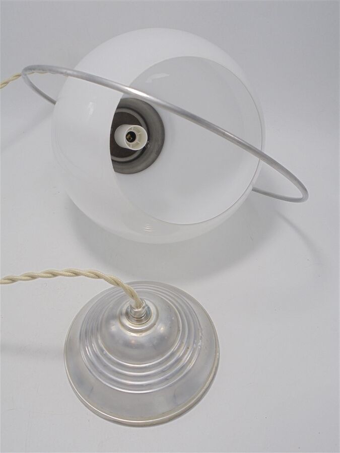 Opaline globe suspension