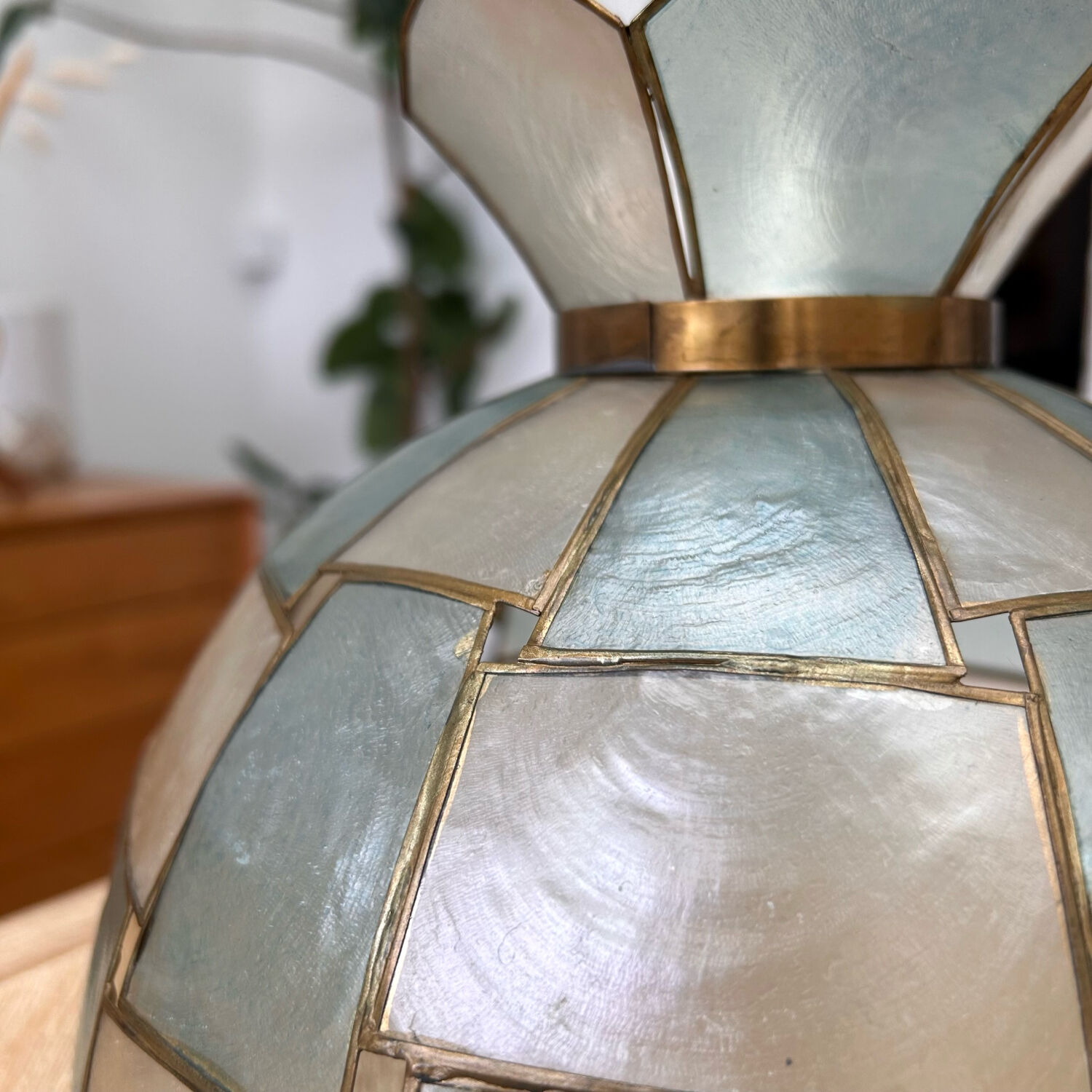 Mother-of-pearl pendant "Illusion"