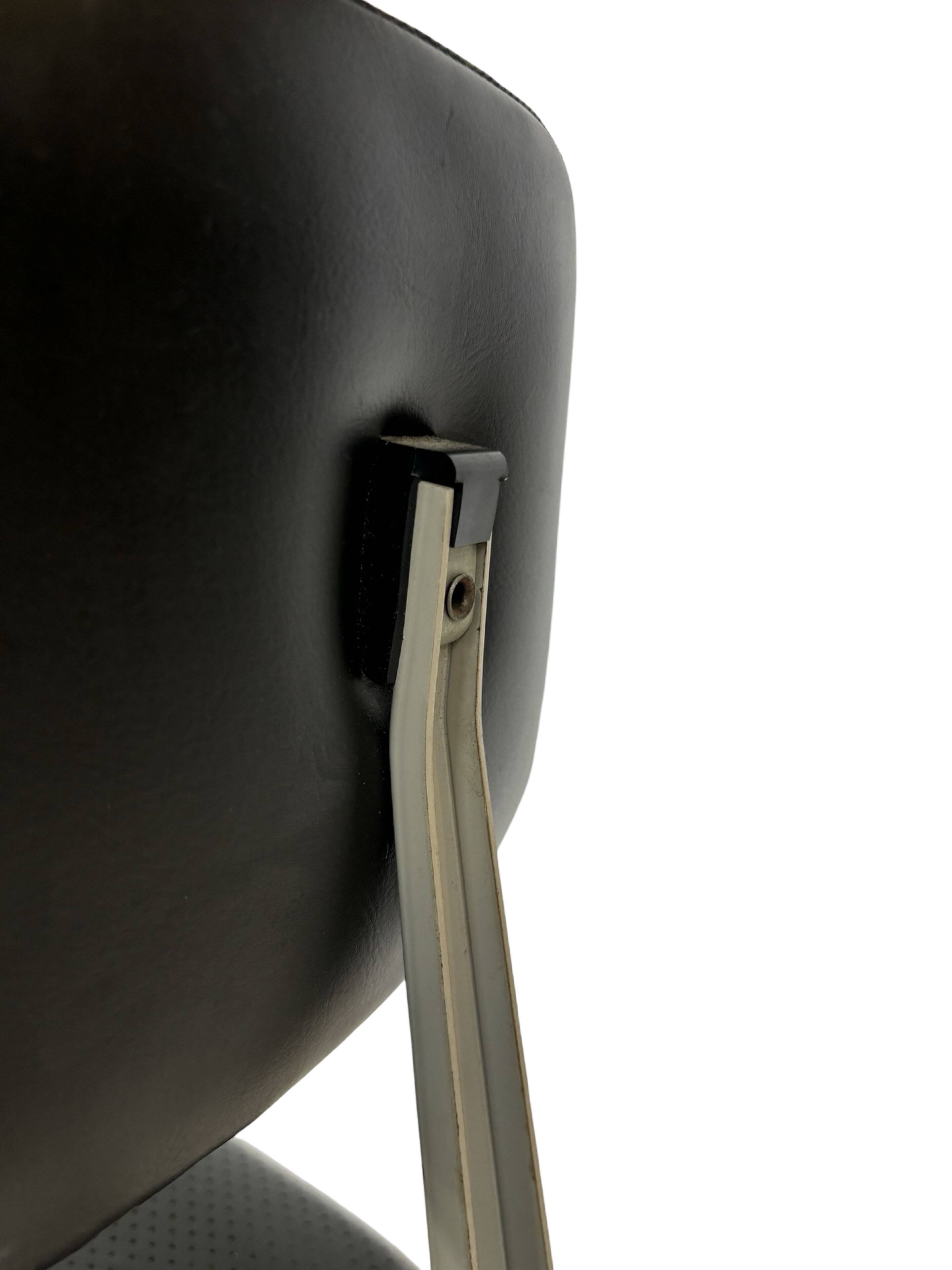 Friso Kramer Result Ahrend chair by Ahrend de Cirkel Dutch Design
