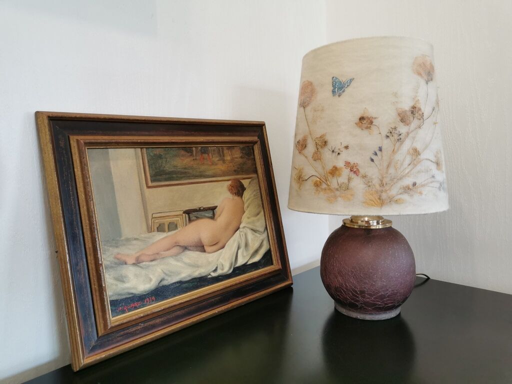 Lampe à poser en verre et abat jour en fleurs séchées.