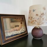 Lampe à poser en verre et abat jour en fleurs séchées.