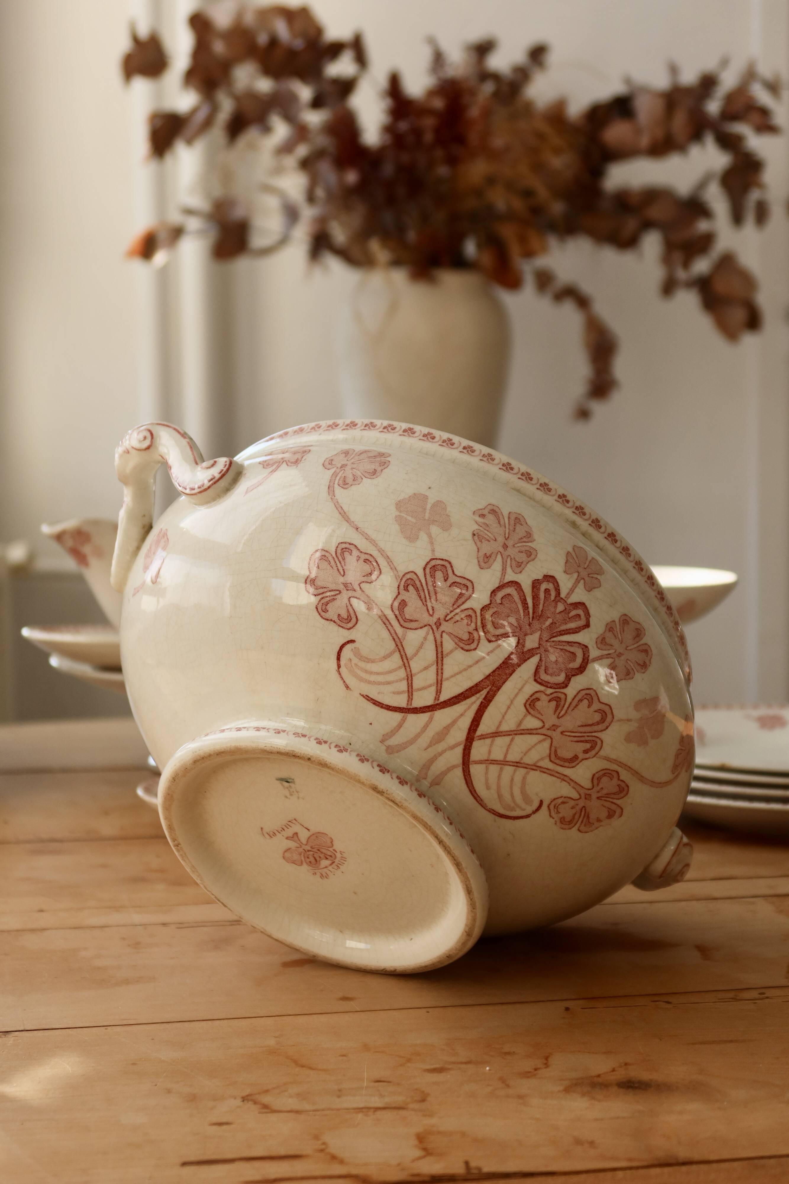 Antique soup tureen made of red ironstone, model Lucien Lunéville.