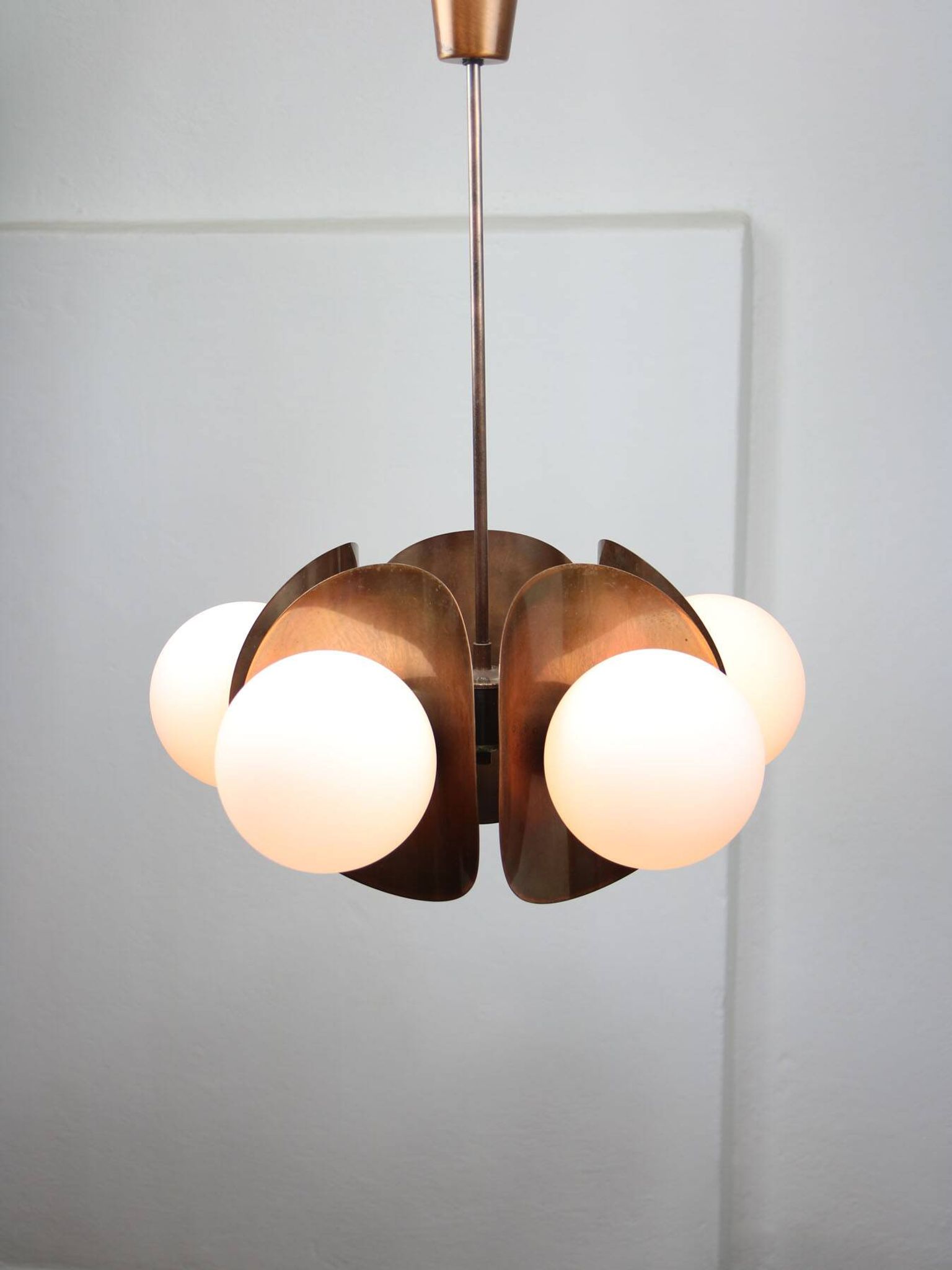 Lustre italien vintage en cuivre et opaline, années 70