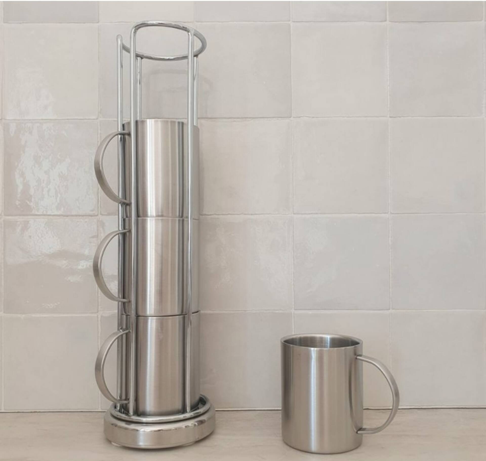 4 Grandes Tasses en inox et son support métallique