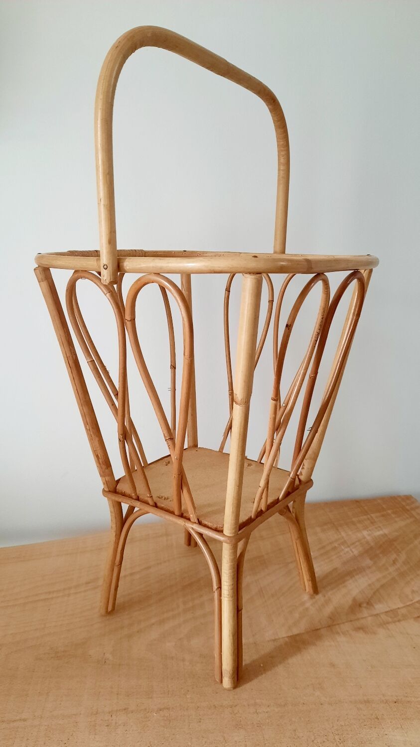 Rattan basket worker