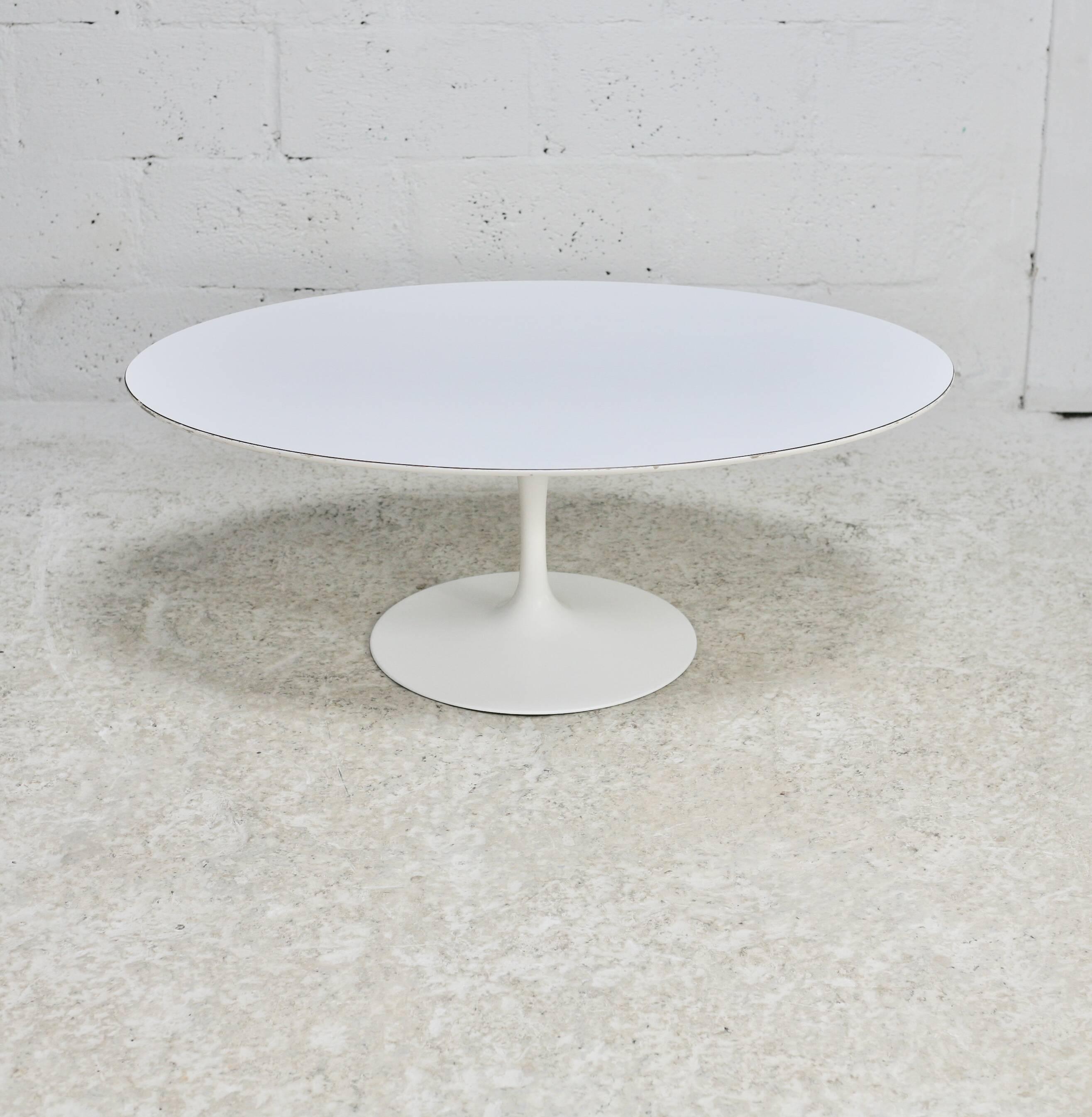 Knoll coffee table, Eero Saarinen, "tulip" model, white melamine wood. Signed, USA, circa 1960