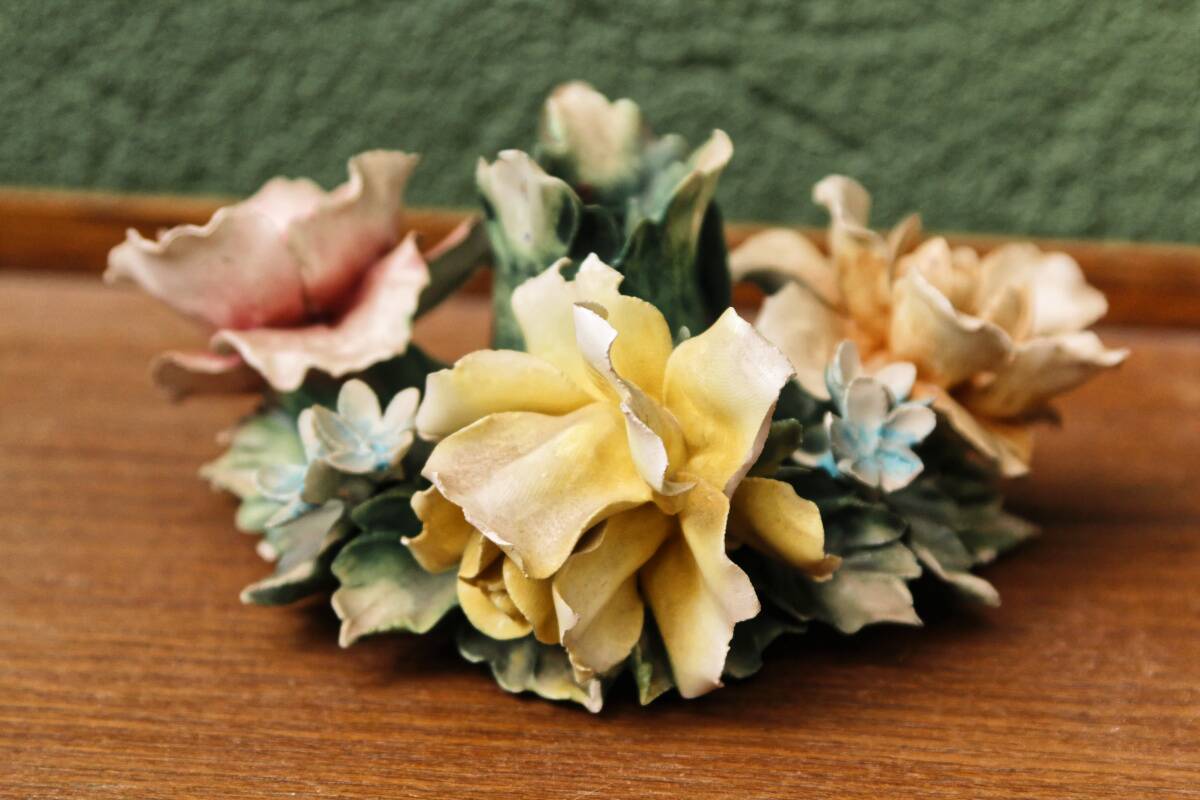 Bougeoir en porcelaine de Capodimonte, roses