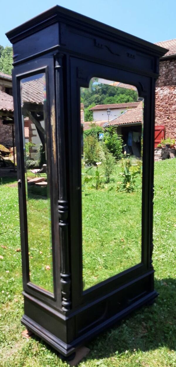 Armoire de couturière avec miroirs triptyques biseautés. (Armoire à glaces)