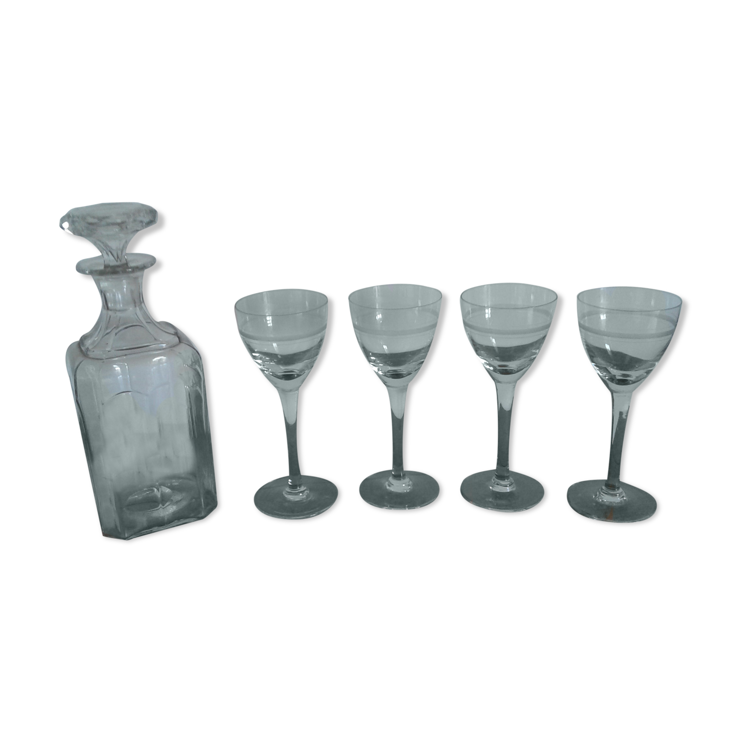 Carafe and its 4 glasses on foot